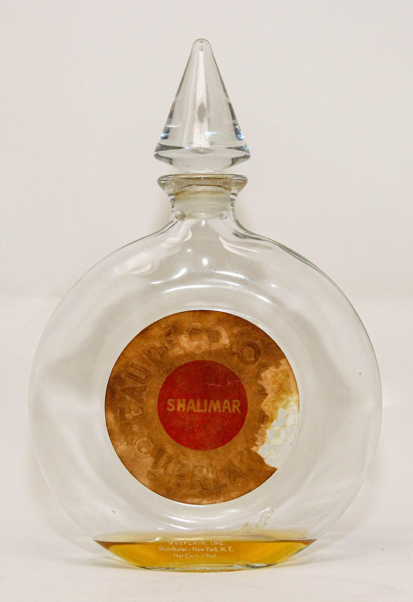 Grand flacon de collection en verre d'eau de cologne Guerlain Shalimar.
Flacon vide en verre de collection du célèbre parfum Shalimar.
Inspiré par l'histoire d'amour passionnée entre un empereur et une princesse indienne, Shalimar, qui signifie