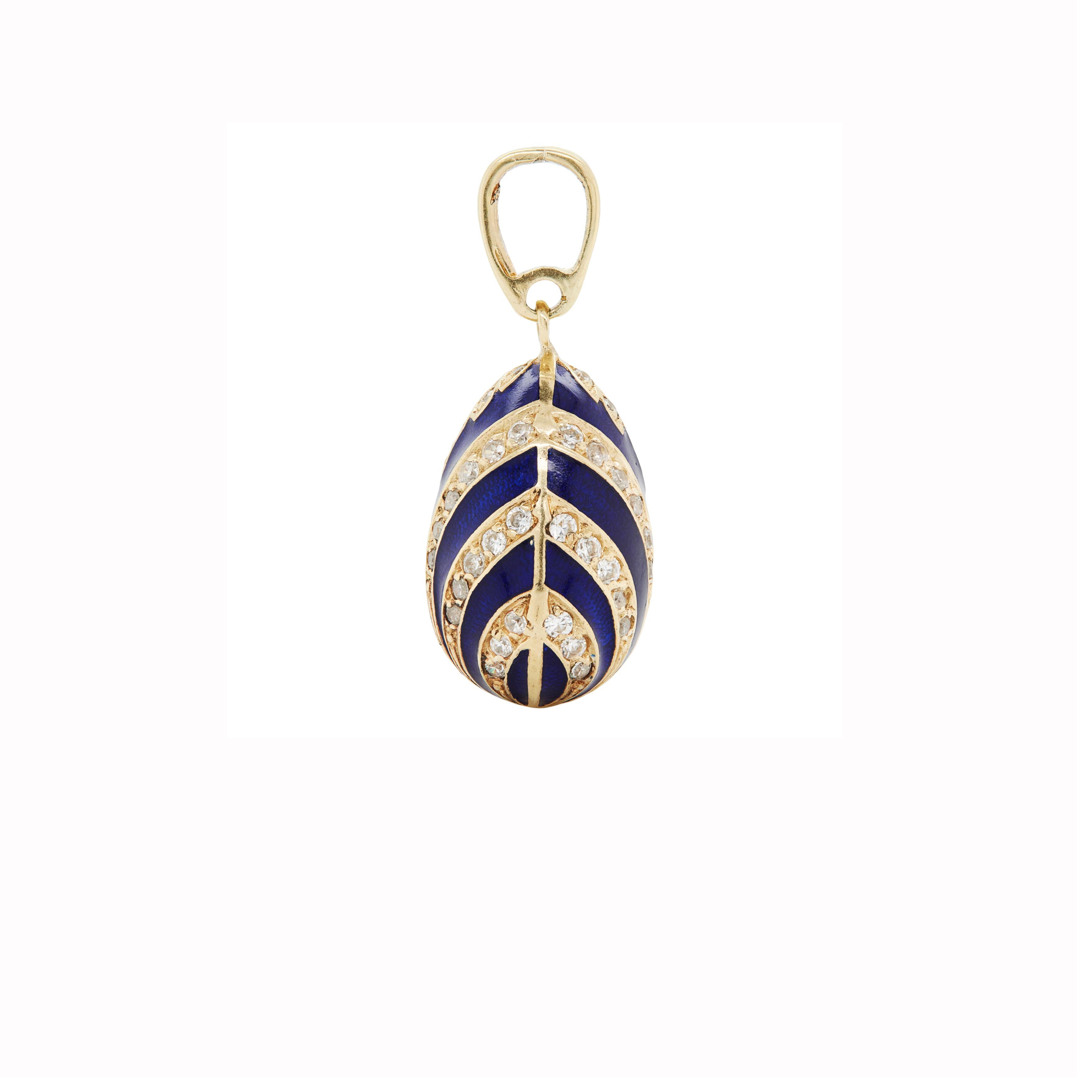 Cette magnifique breloque/pendentif en forme d'œuf émaillé en or jaune 14 carats est une pièce intemporelle, qui sera certainement chérie pendant de nombreuses années.

Les deux faces présentent un riche émail Guilloché bleu royal, complété par de