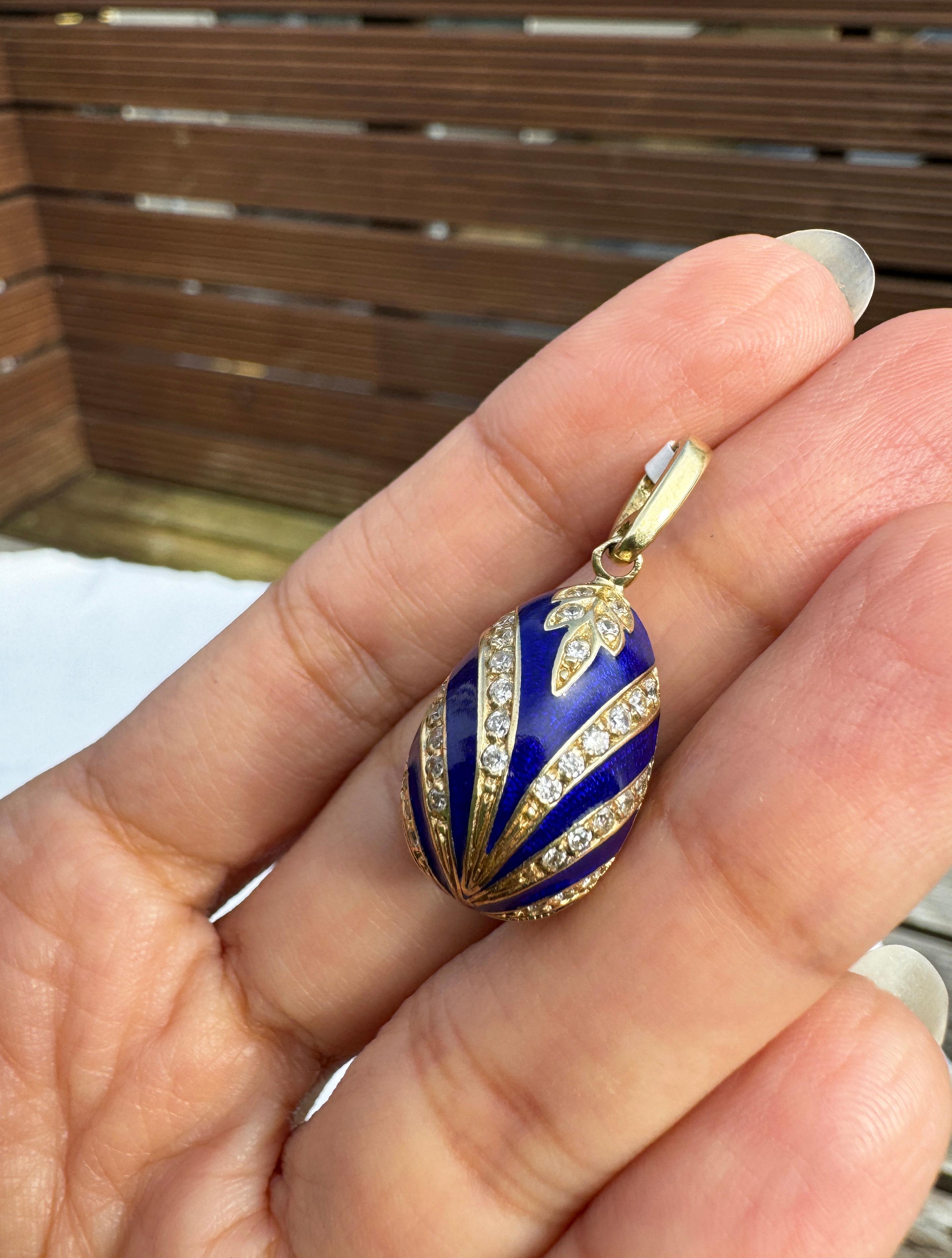 Moderne Charm d'œuf vintage en émail bleu guilloché et or jaune 14 carats en vente