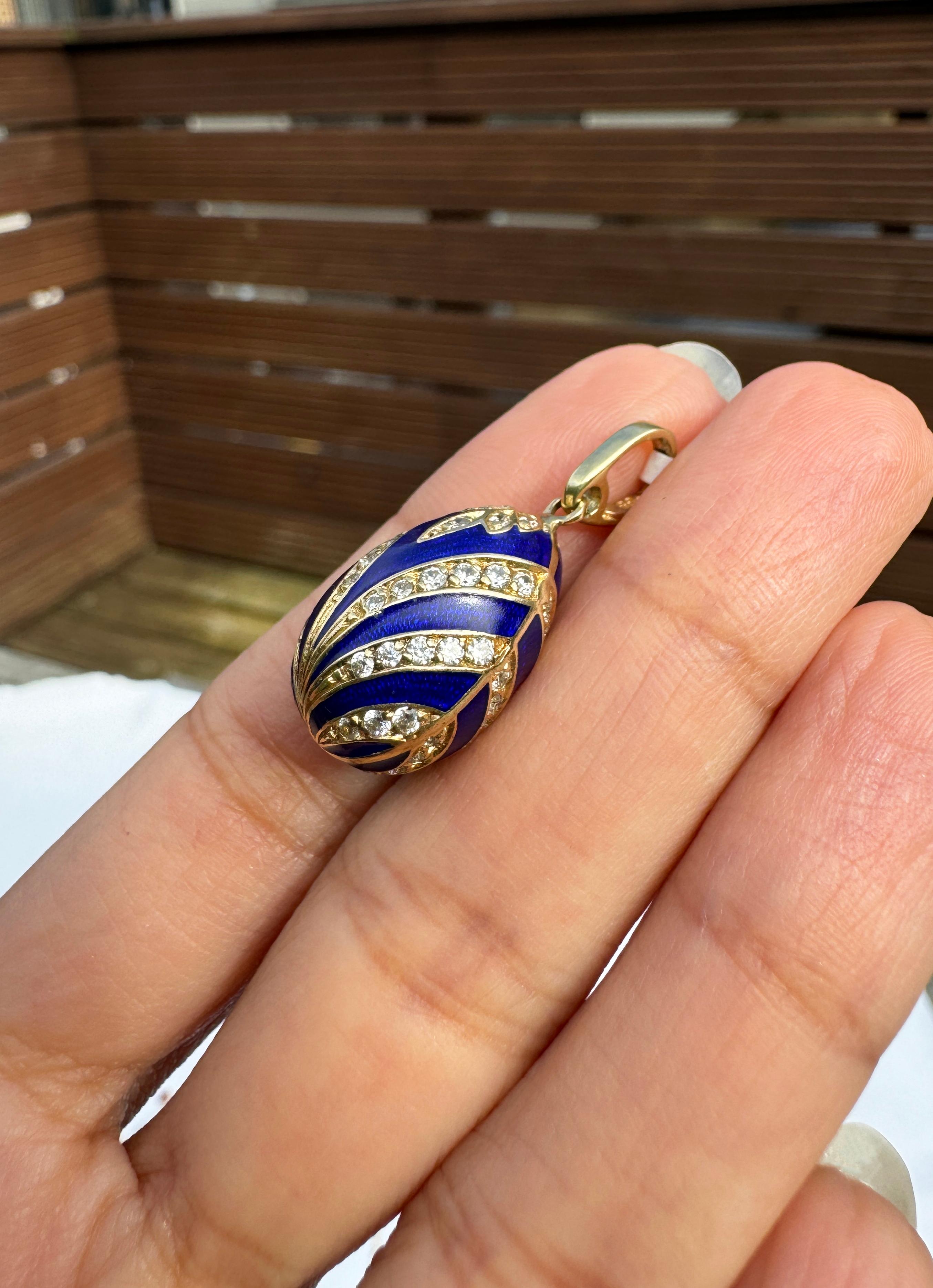 Charm d'œuf vintage en émail bleu guilloché et or jaune 14 carats Bon état - En vente à London, GB