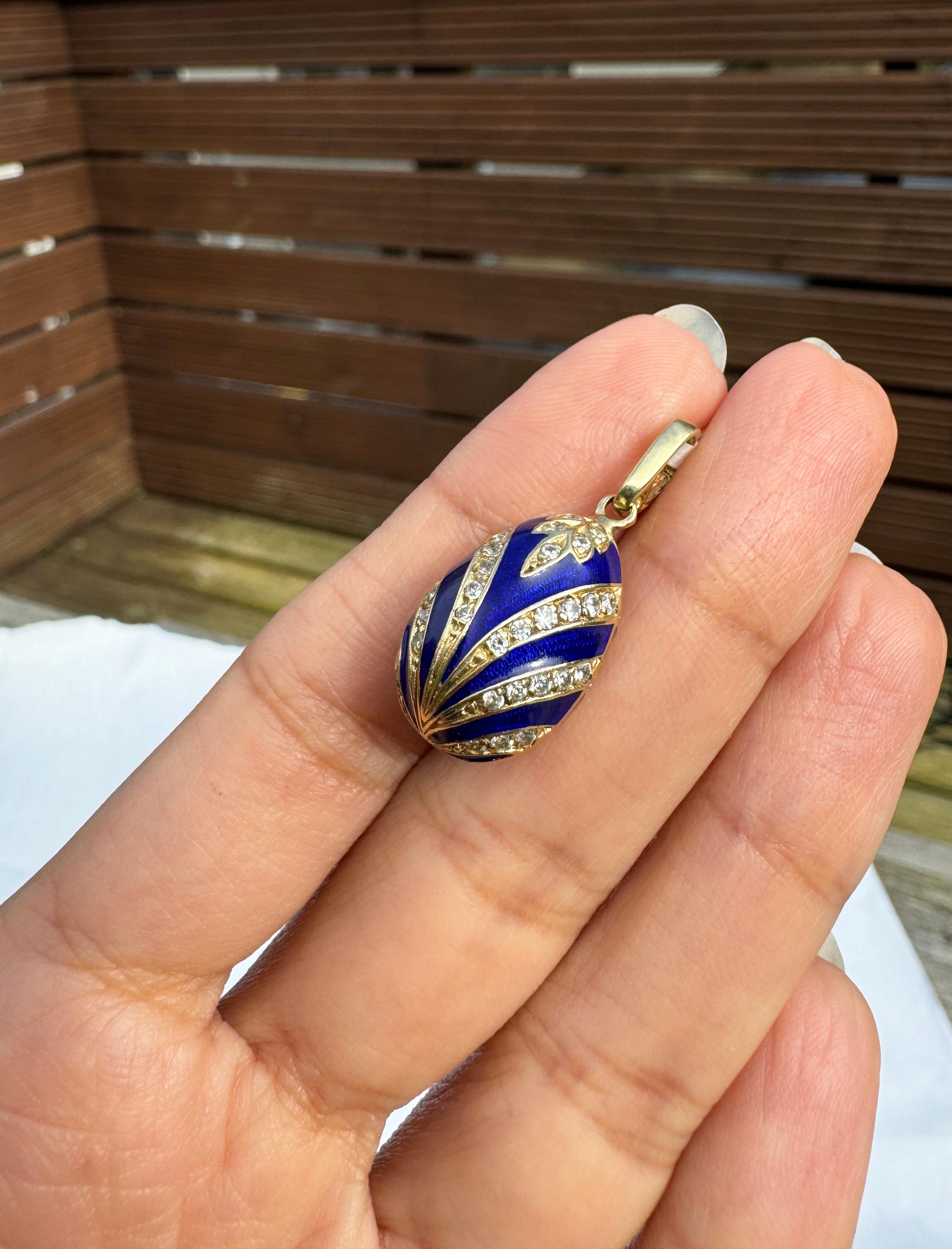 Charm d'œuf vintage en émail bleu guilloché et or jaune 14 carats Unisexe en vente