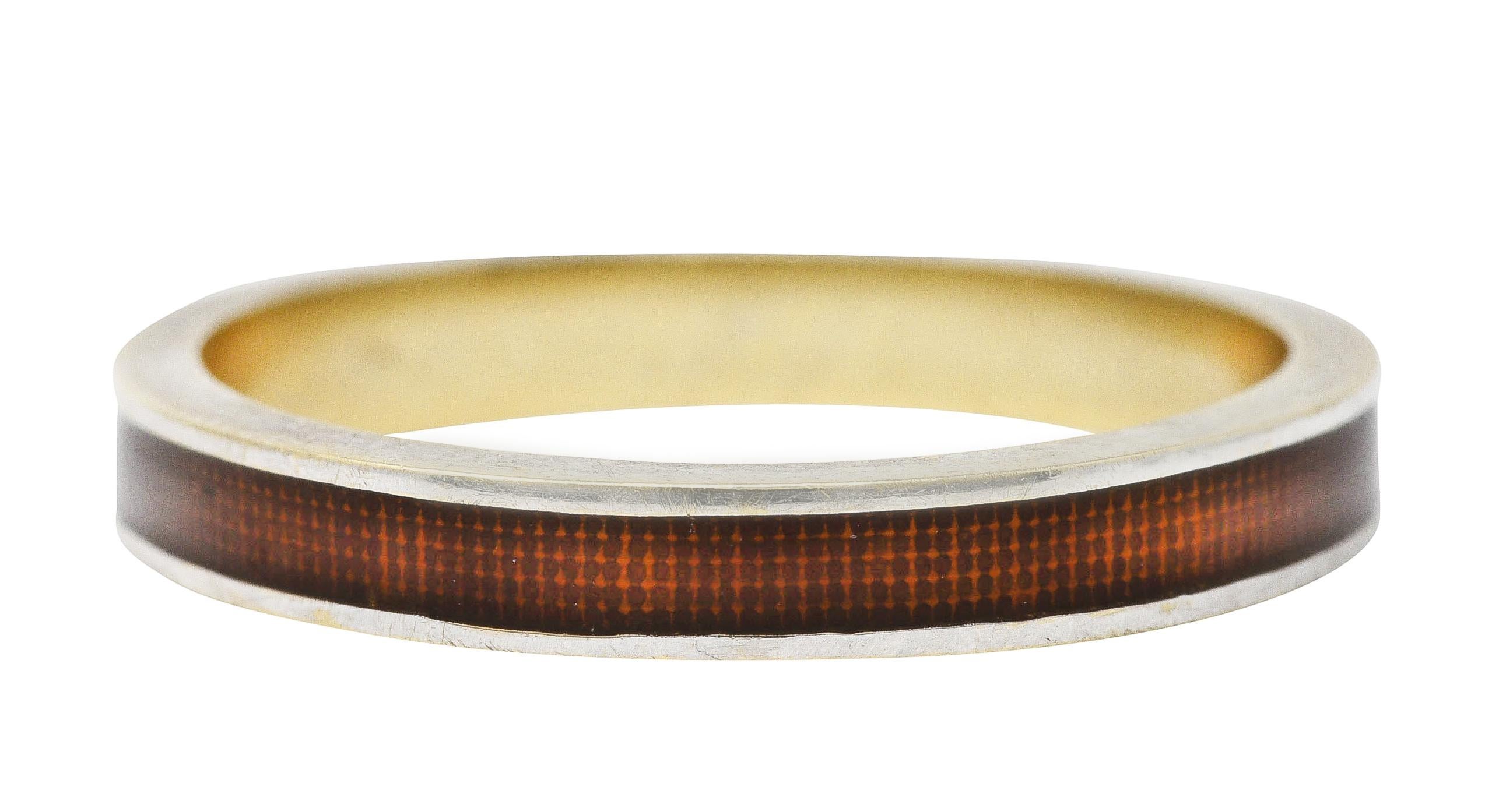 Contemporain Bague empilable vintage en or blanc 18 carats et émail marron guilloché avec anneau en vente
