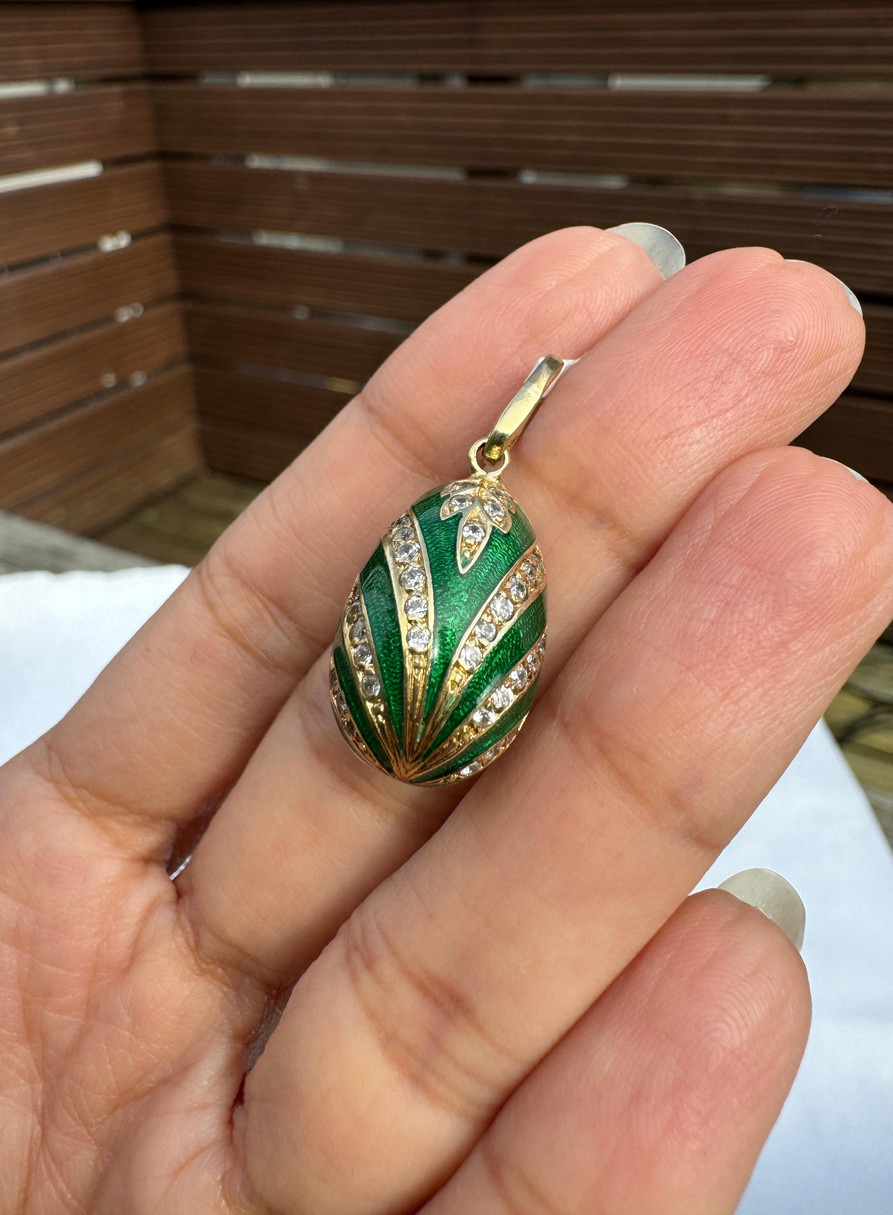 Vintage Guilloché Green Enamel and 14 Carat Yellow Gold Egg Charm In Good Condition For Sale In London, GB