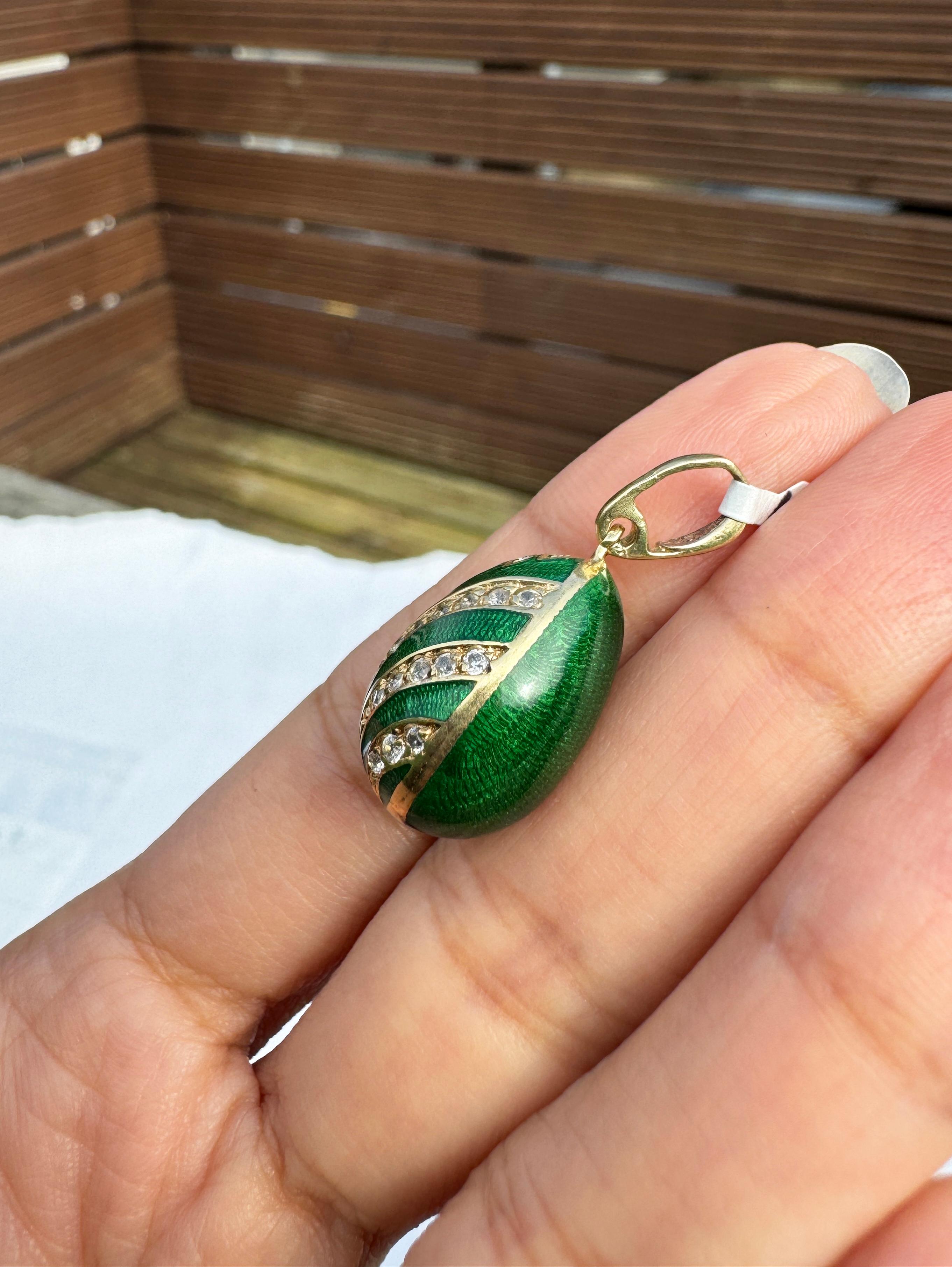 Women's or Men's Vintage Guilloché Green Enamel and 14 Carat Yellow Gold Egg Charm For Sale