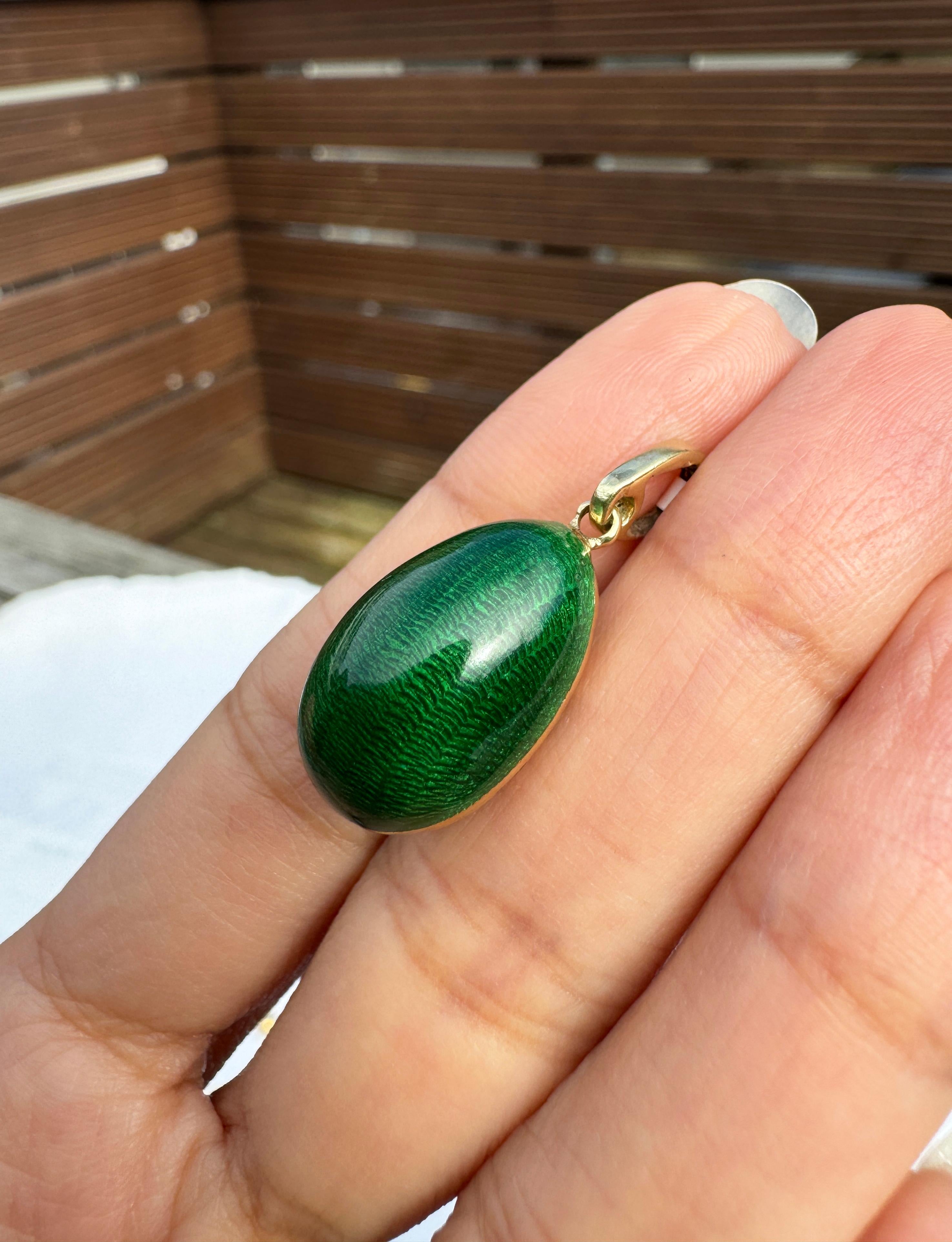 Vintage Guilloché Green Enamel and 14 Carat Yellow Gold Egg Charm For Sale 1