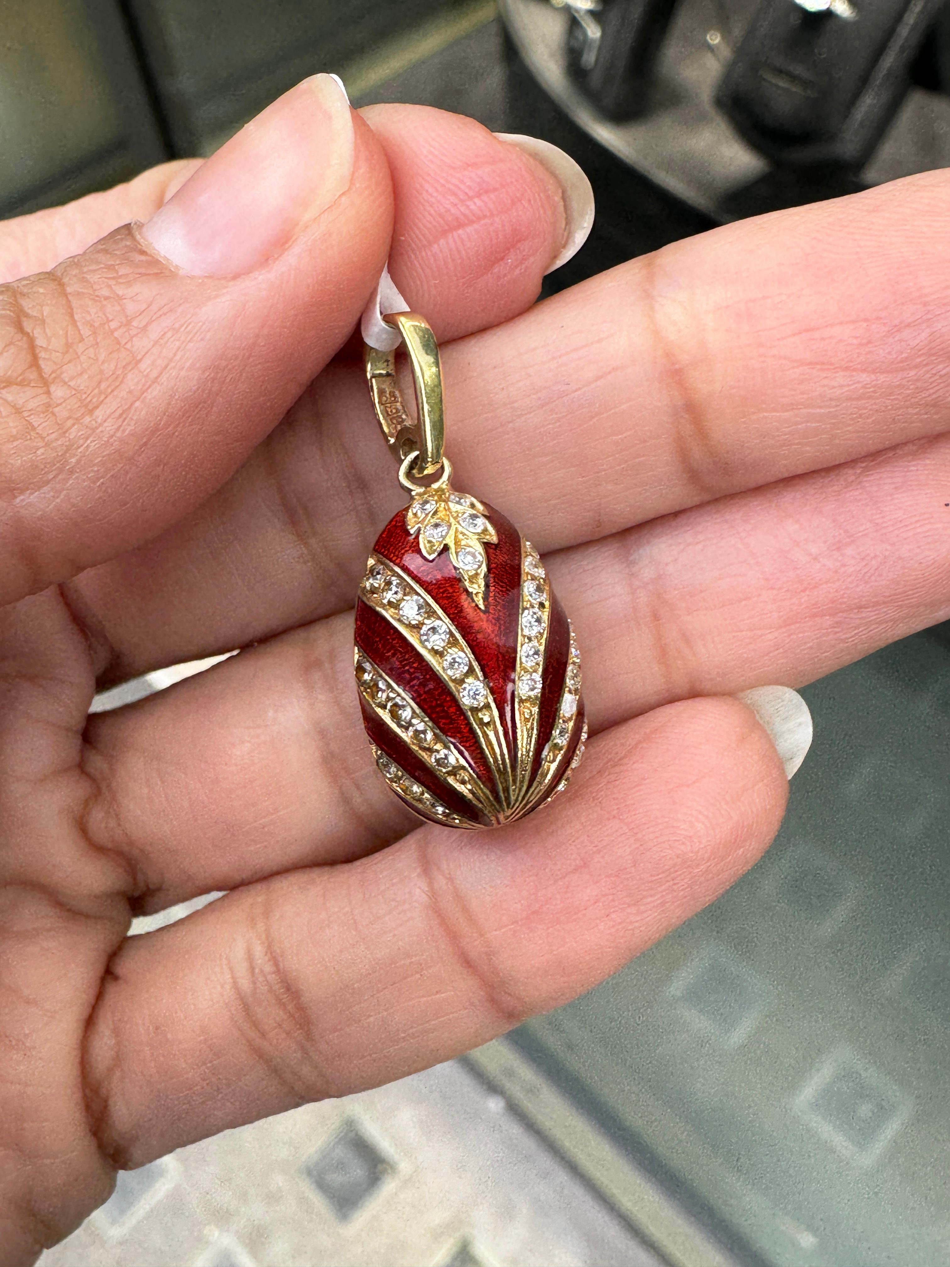 Vintage Guilloché Red Enamel and 14 Carat Yellow Gold Egg Charm In Good Condition In London, GB