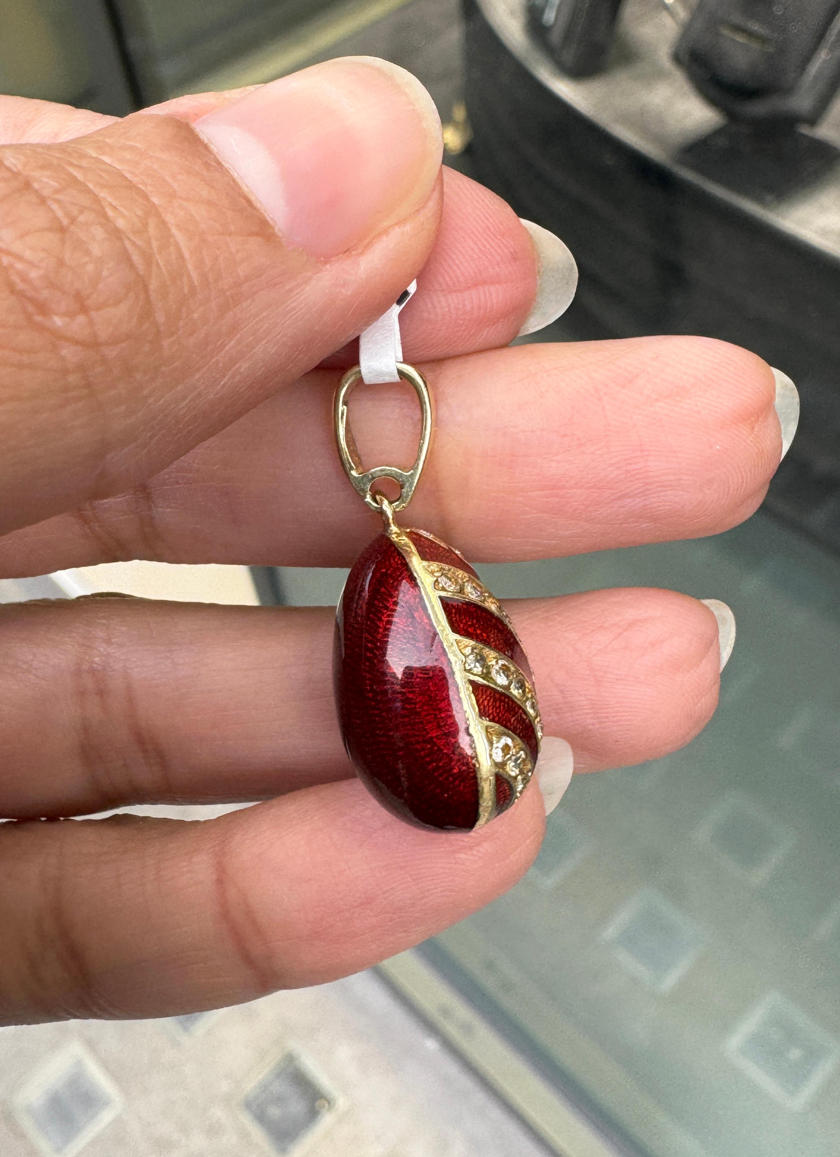 Women's or Men's Vintage Guilloché Red Enamel and 14 Carat Yellow Gold Egg Charm