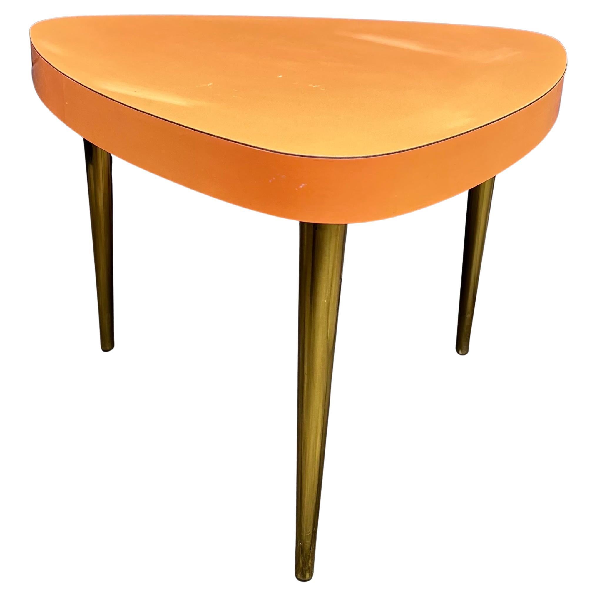 Table d
appoint vintage pour médiator de guitare avec pieds en laiton et plateau en formica, circa 1950