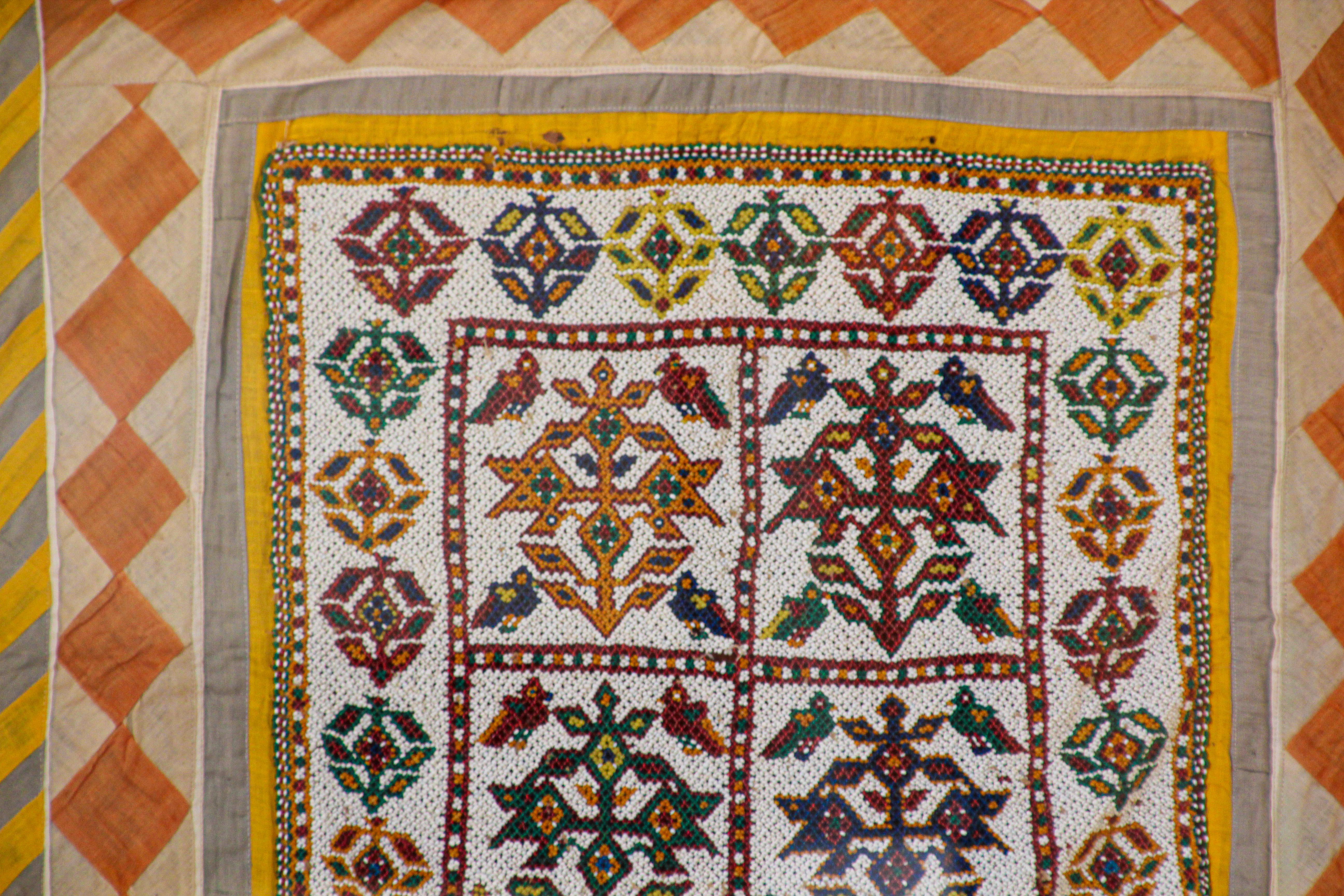 Gerahmt, indisches perlenbesetztes Textil, Gujarat Saurashta (20. Jahrhundert) im Angebot