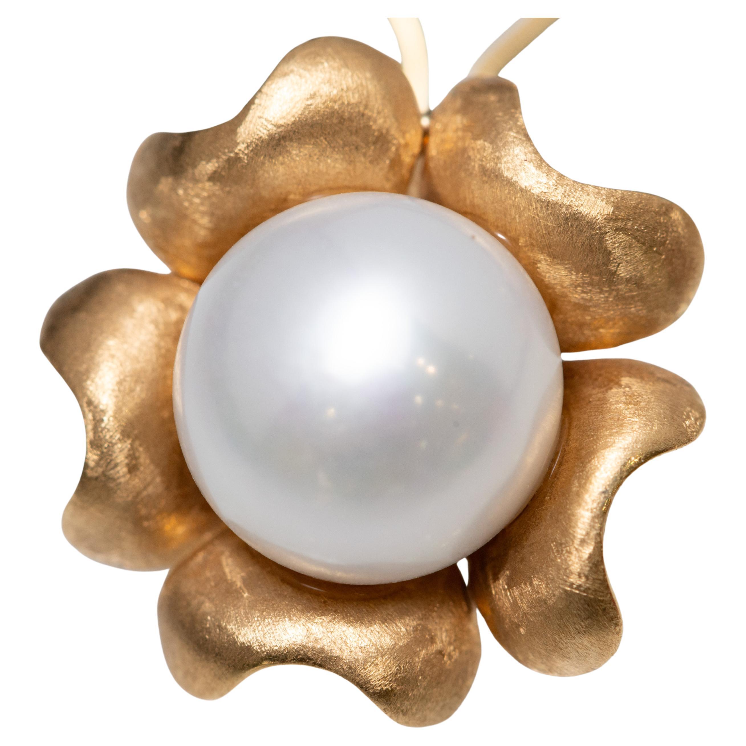 Vintage Gump
s 18K Gold Blume Clip-On Ohrringe mit Zuchtperlen im Angebot