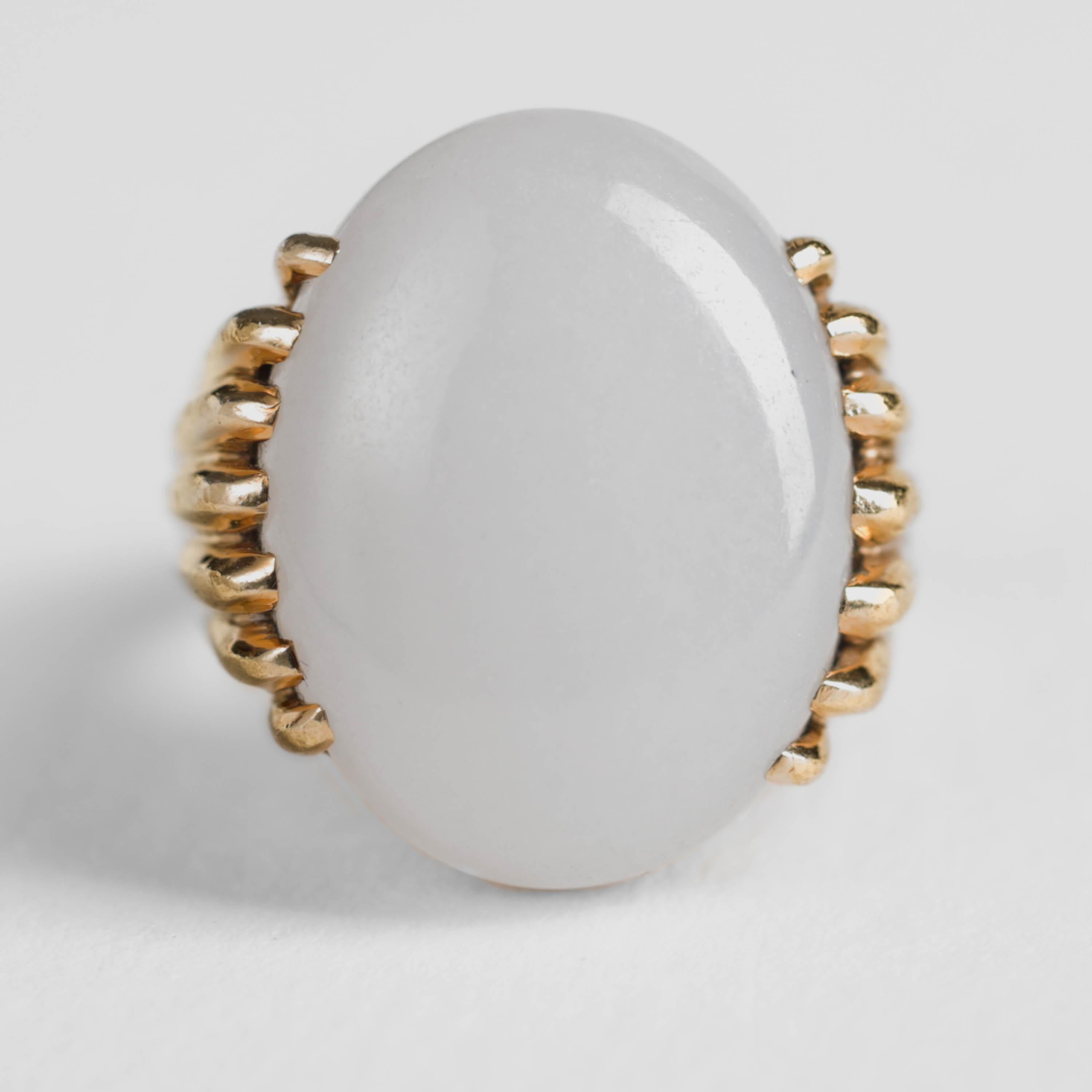 Dieser äußerst seltene Ring von Gump's San Francisco ist ein Unisex-Ring mit einem ovalen Cabochon aus natürlicher und unbehandelter weißer Jade in einer handgefertigten Fassung aus 18 Karat Gelbgold. 

Das ursprüngliche Gump's in San Francisco war