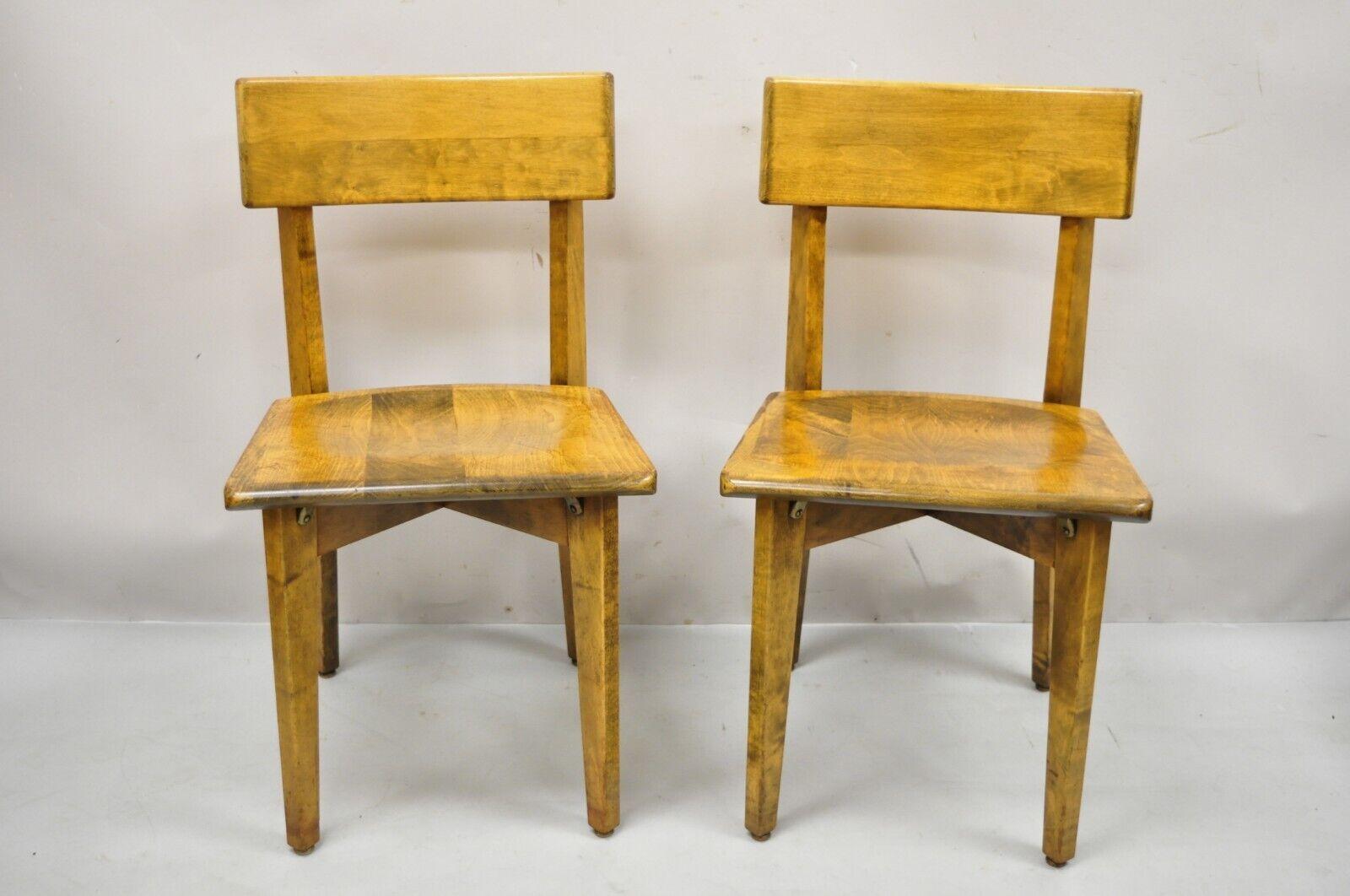 Paire de chaises latérales en bois Gunlocke Vintage Mid-Century Modern. L'article comprend (2) chaises latérales, cadres en bois massif, beau grain de bois, étiquette d'origine, très bel ensemble vintage, artisanat américain de qualité. Vers le