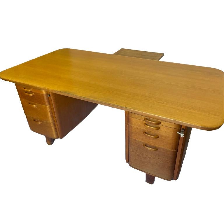 A beautifully crafted and maintained executive desk designed by Gunnar Ericsson for Atvidaber, circa 1950s. In original and good condition. Showcasing clean Scandinavian lines and balanced proportions with four lockable bentwood drawers on each side