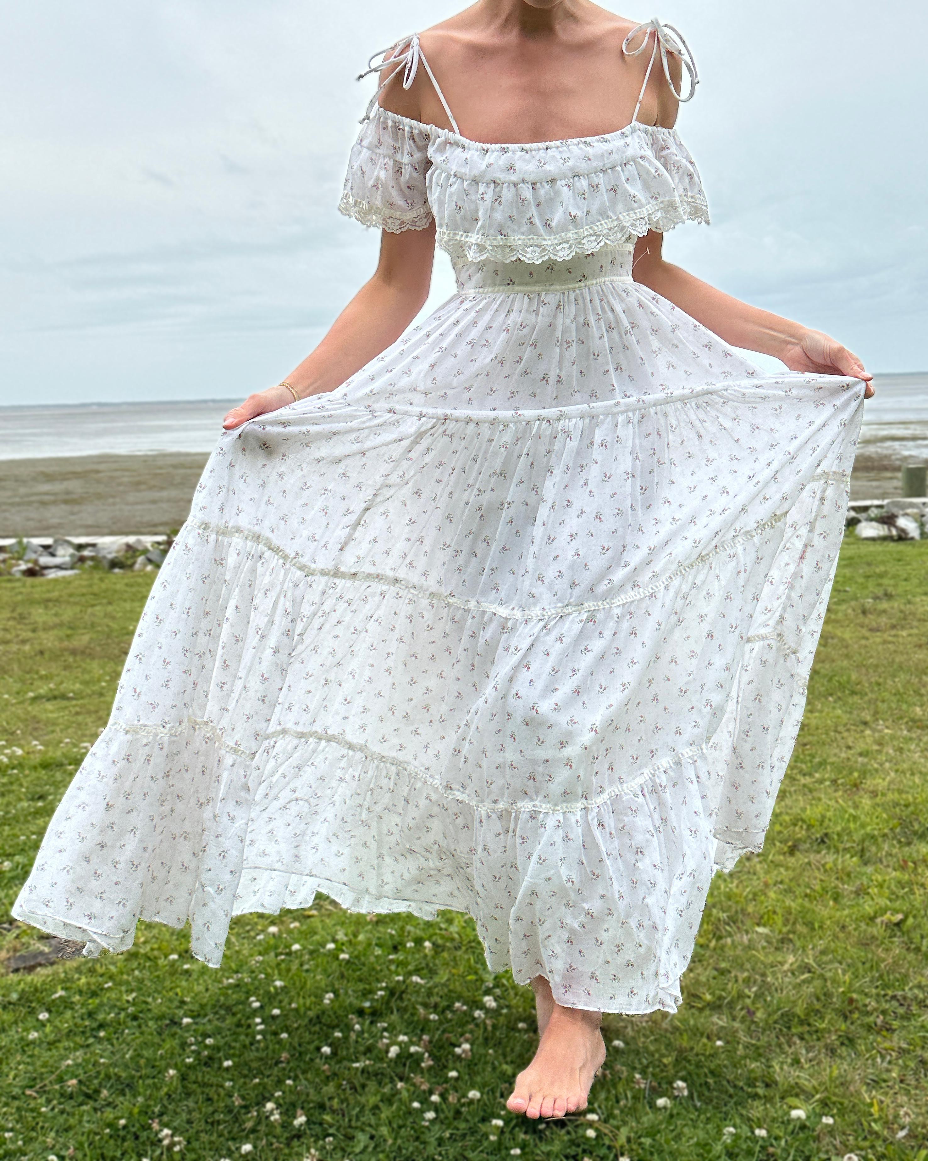 Vintage Gunne Sax Ivory Floral Off-the-Shoulder Dress In Good Condition In New York, NY