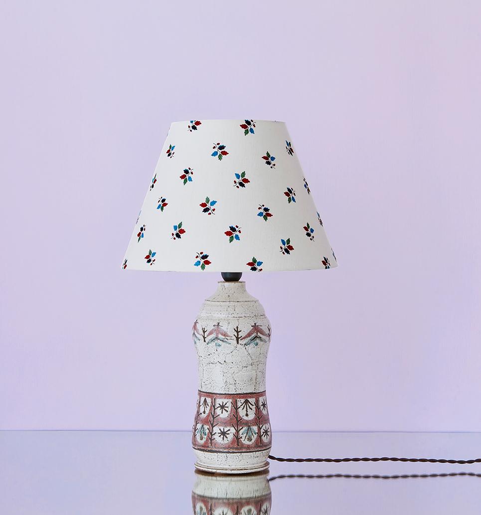 Gustave Reynaud
France, 1950's

Ceramic table lamp in red decor with customized floral shade by The Apartment.

H 55 x Ø 34 cm