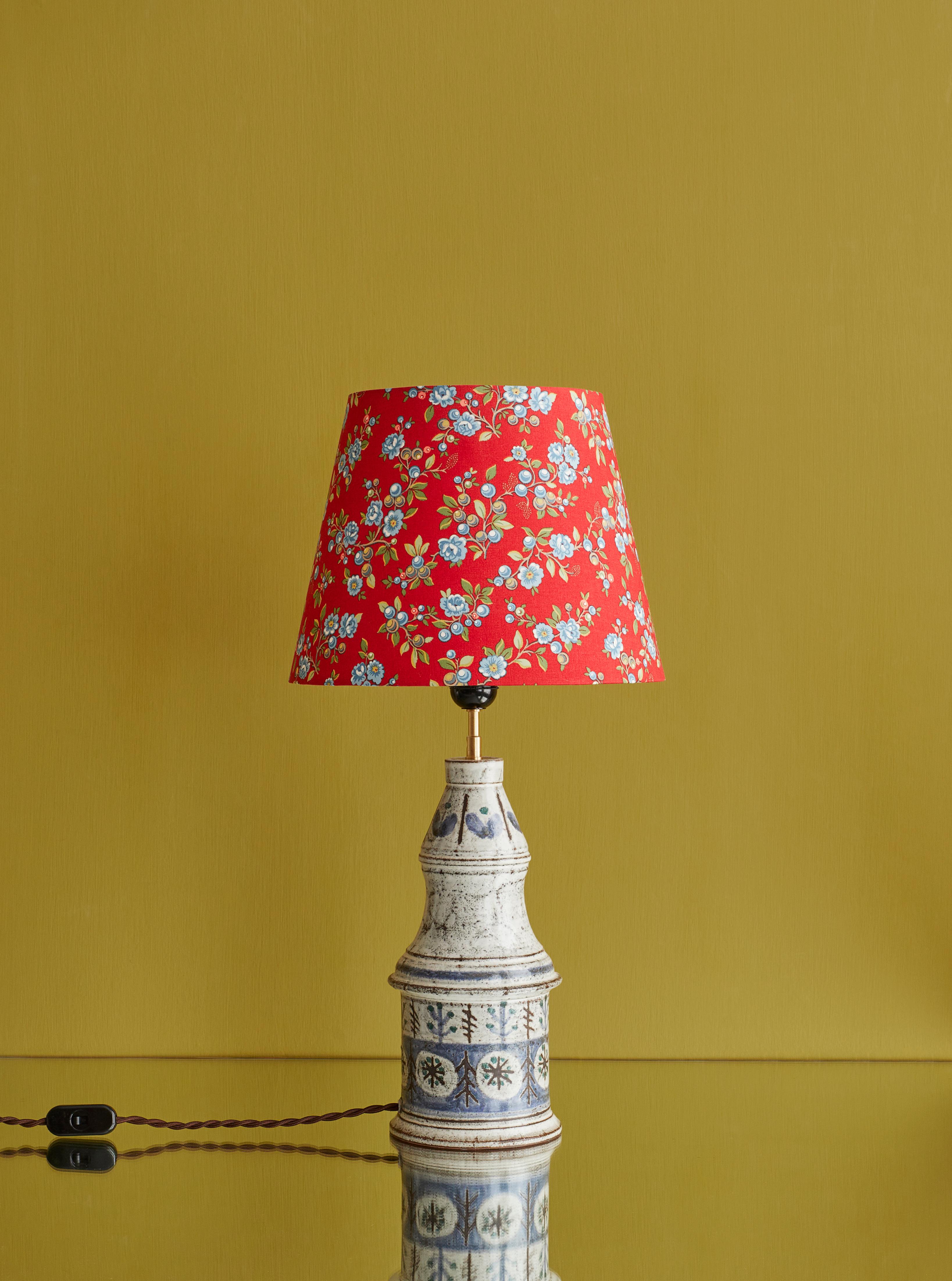 Gustave Reynaud.
France, 1960's.

Ceramic table lamp with customized shade by The Apartment.

Measures: H 58 x Ø 30 cm