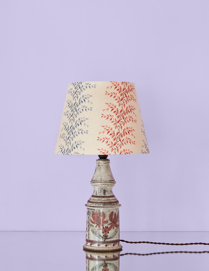 Gustave Reynaud
France, 1960's

Ceramic table lamp with red flowers. Customized floral shade by The Apartment.

H 57 x Ø 32 cm