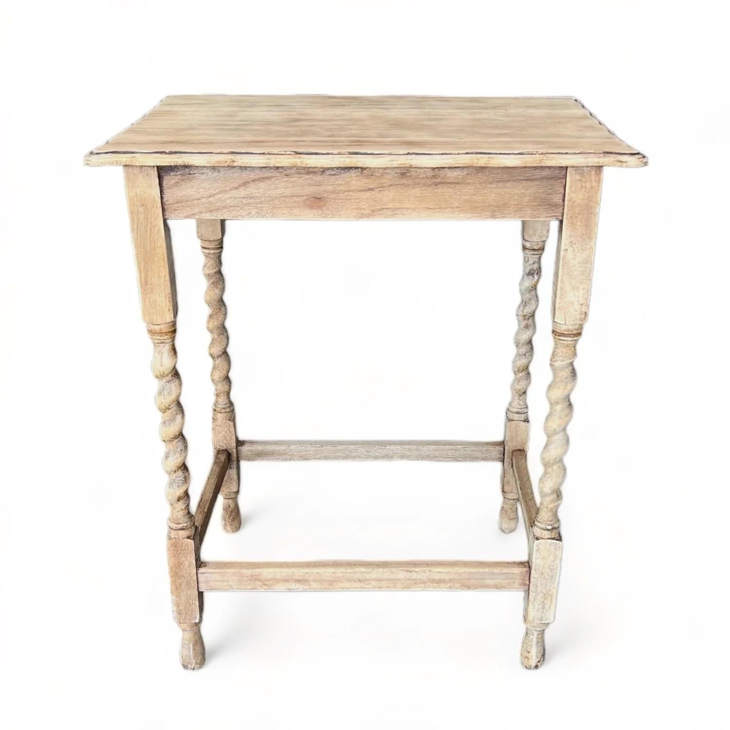 Elevate your space with this Vintage Swedish Gustavian Side Table from the 1900s. Crafted from light solid wood, pear shaped feet with a block stretcher for stability and support, it's in very good sturdy condition.

The table's beveled, scalloped
