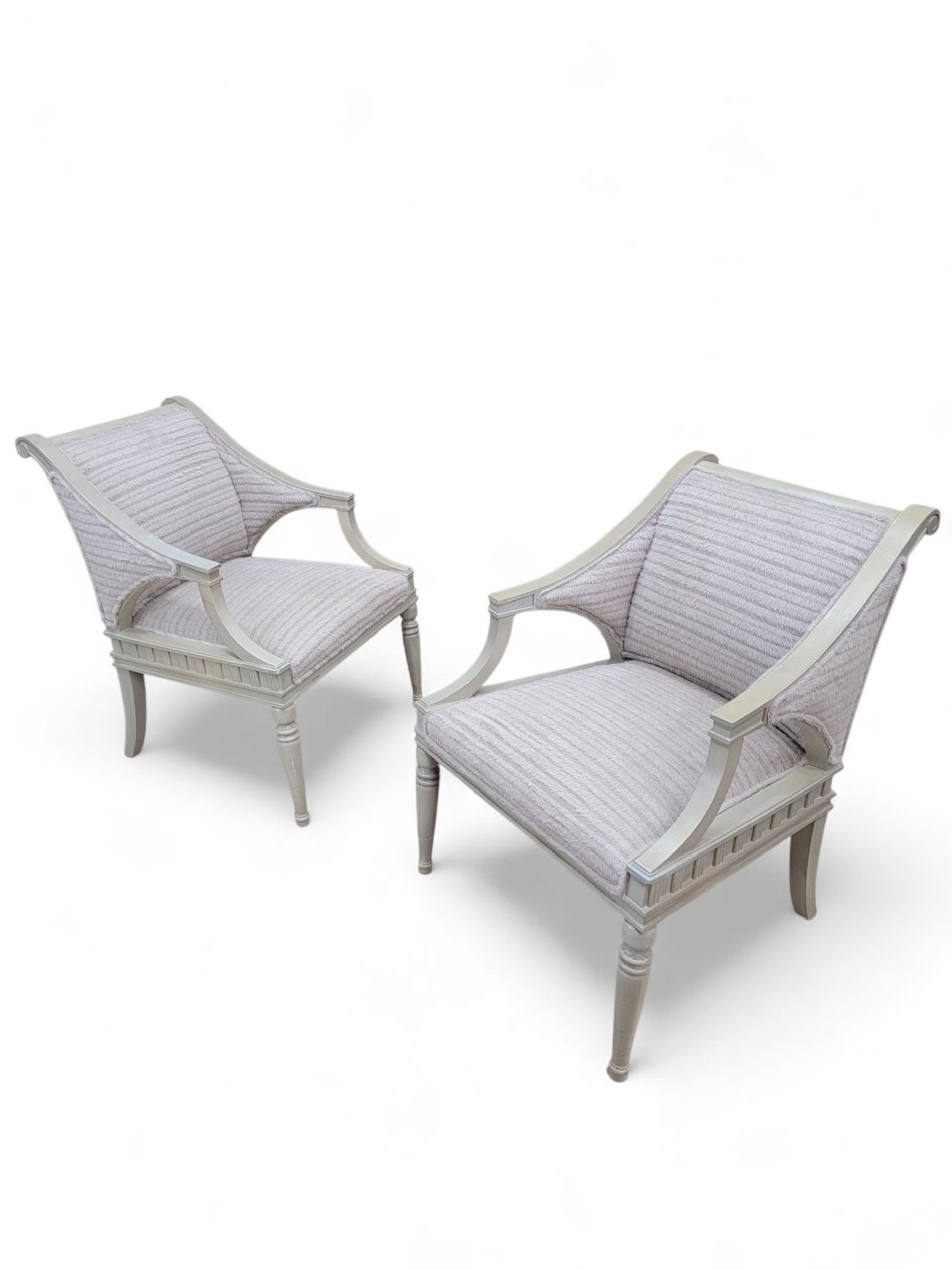 Stühle im gustavianischen Stil von Walter E. Smithe Neu gepolstert - Paar im Angebot 5