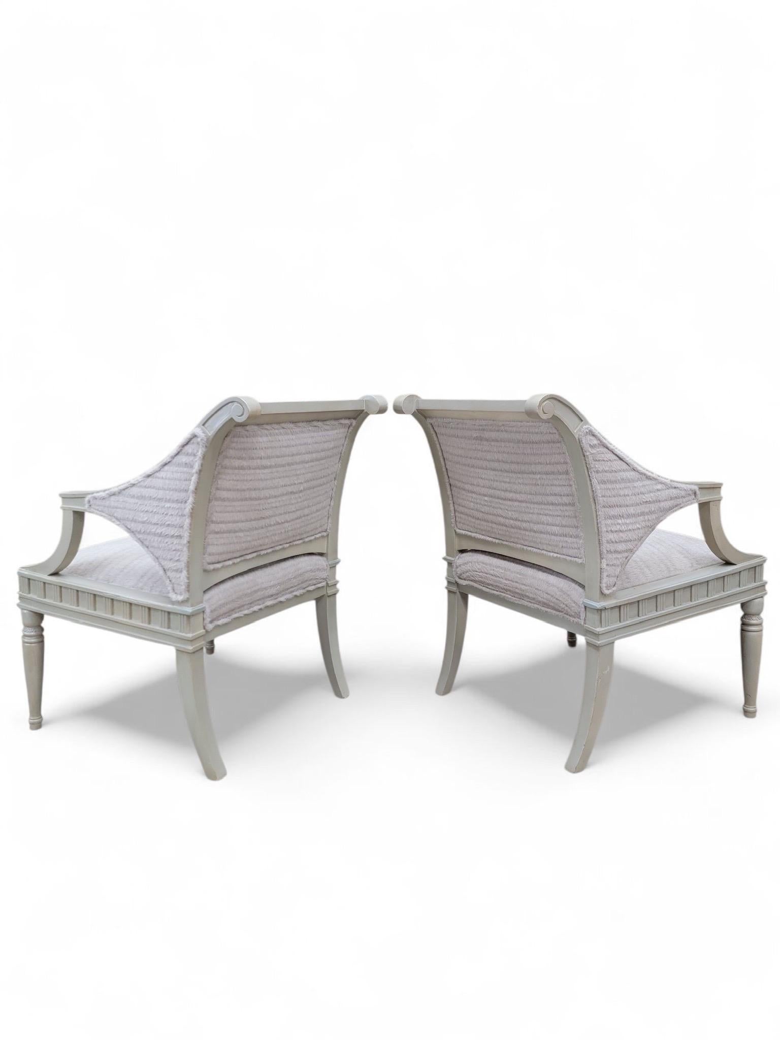 Vintage Gustavian Style Chairs von Walter E. Smithe Neu gepolstert in grau gemustertem Alpaka-Kaschmir - Paar

Erleben Sie die perfekte Mischung aus Komfort und Raffinesse, denn diese Stühle dienen nicht nur als funktionale Sitzgelegenheiten,