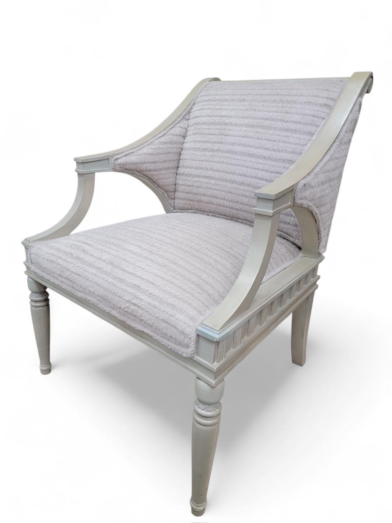 Stühle im gustavianischen Stil von Walter E. Smithe Neu gepolstert - Paar (Gustavianisch) im Angebot