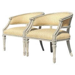 Paire de chaises en tonneau lavées de style Gustavien - une paire