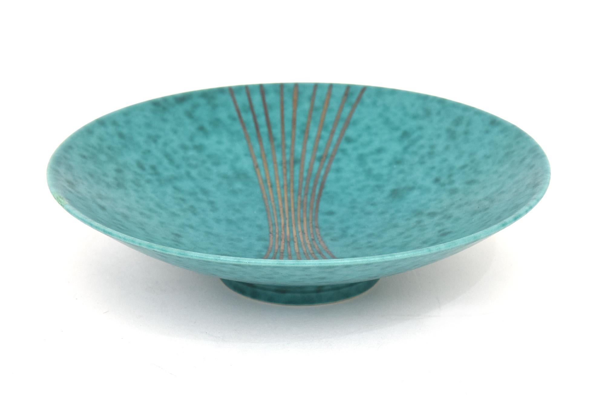 Ce joli bol en pierre en céramique de Gustavsberg ArgentA, poinçonné, date des années 1950.
Marqué sur le fond, ARGENTA, 1521, Made in Sweden. 
La couleur est une combinaison de vert turquoise. 
La double forme en argent sterling doublée à chaque