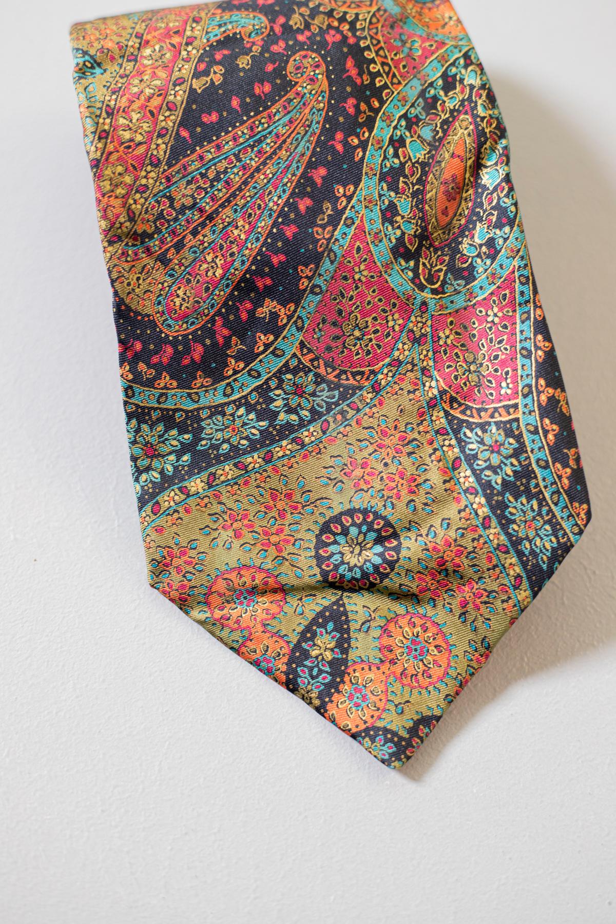 Marron Guv Laroche cravate vintage en soie entièrement recouverte d'un motif cachemire en vente