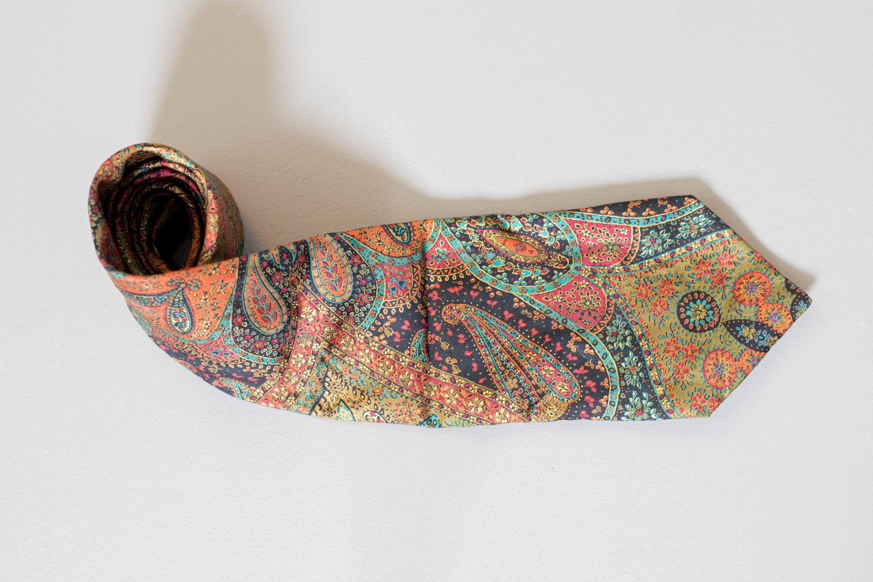 Guv Laroche cravate vintage en soie entièrement recouverte d'un motif cachemire Bon état - En vente à Milano, IT