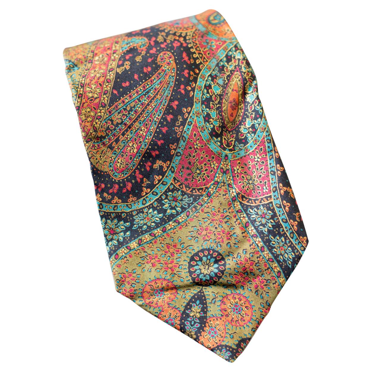 Guv Laroche cravate vintage en soie entièrement recouverte d'un motif cachemire en vente