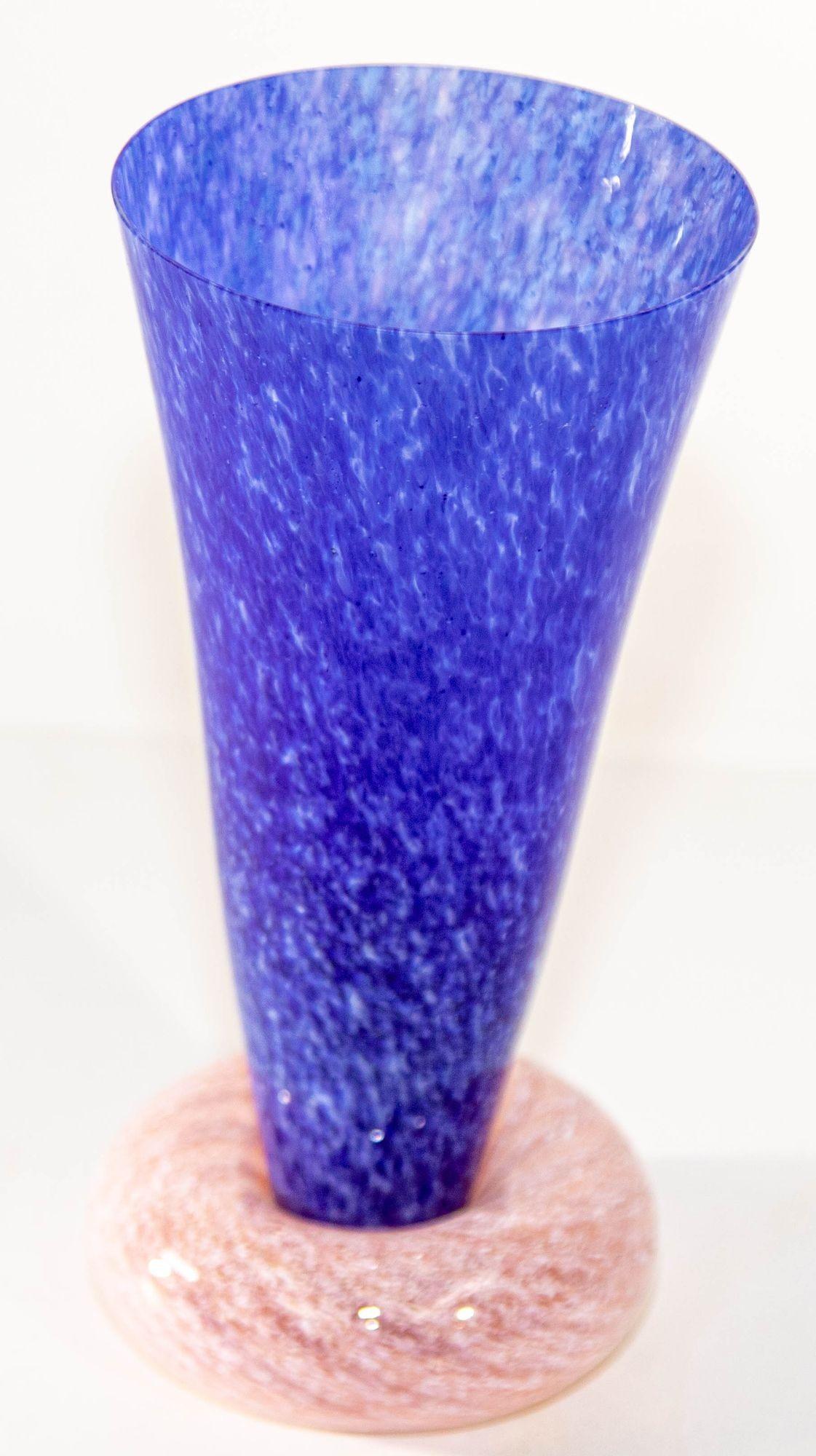 Vintage Guy Corrie Union Glass Donut base art glass vase in cobalt blue and pink 1980's.
Cobalt blue and pink art glass vase by R Guy Corrie, Union Street Glass company. Richmond, CA.
The vase features cobalt blue art glass body with a pink donut