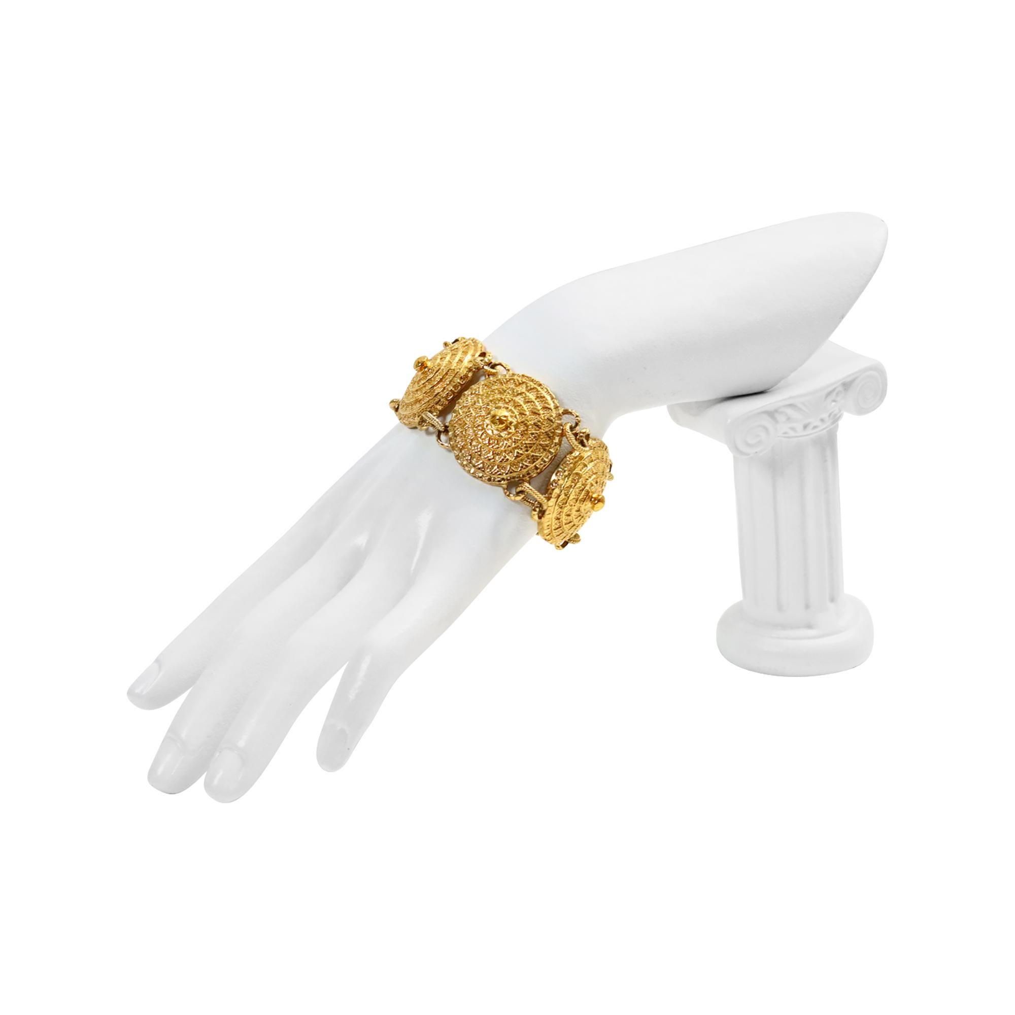 Vintage Guy Laroche Gold Shields Link Bracelet Circa 1980s. Il y a quatre boucliers, ou du moins c'est ainsi que je les appelle, et puis un ouvert où le va-et-vient se ferme. Un bracelet edgy très classique. Une célébrité très connue possède les