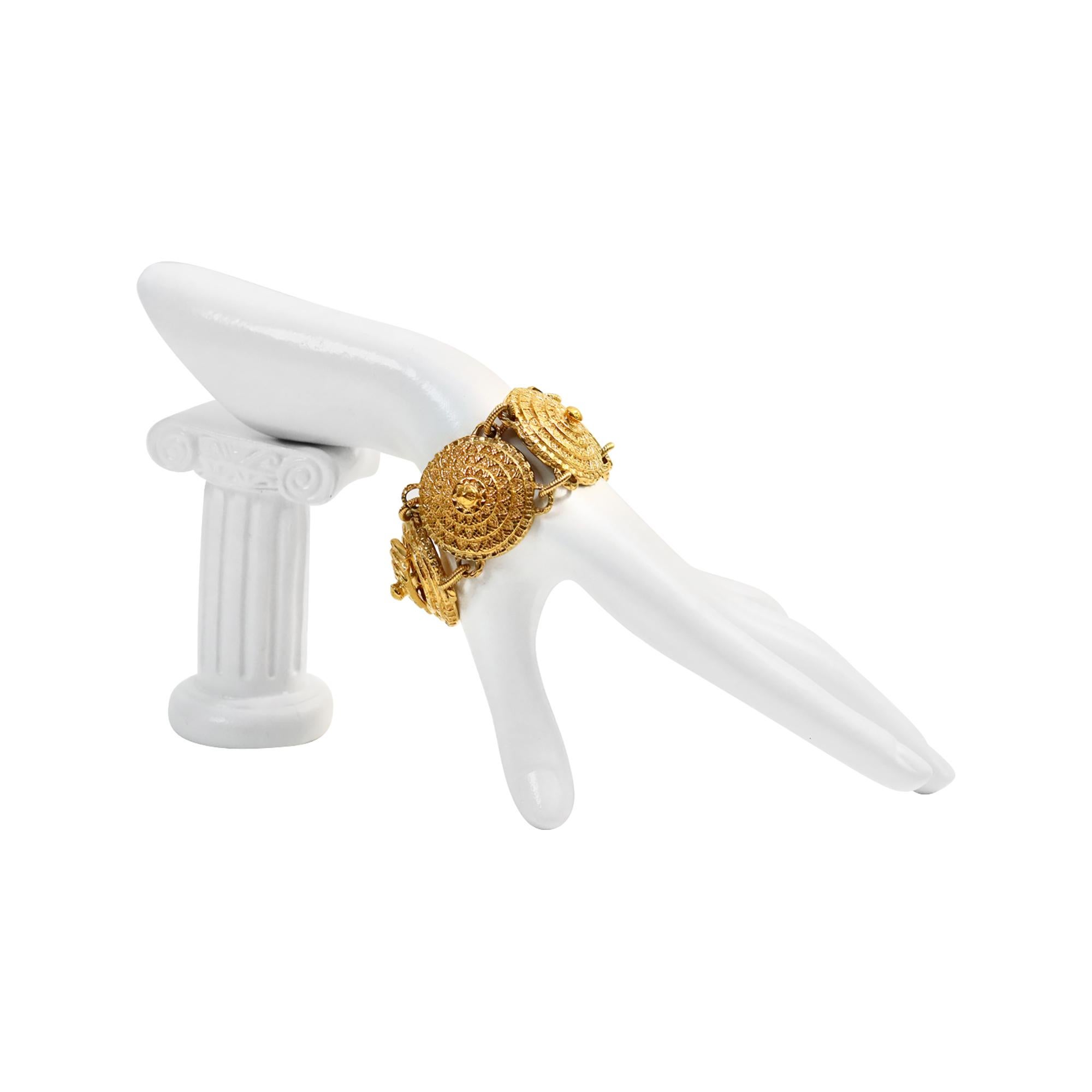 Moderne Vintage Guy Laroche Gold Shields Link Bracelet circa 1980 en vente