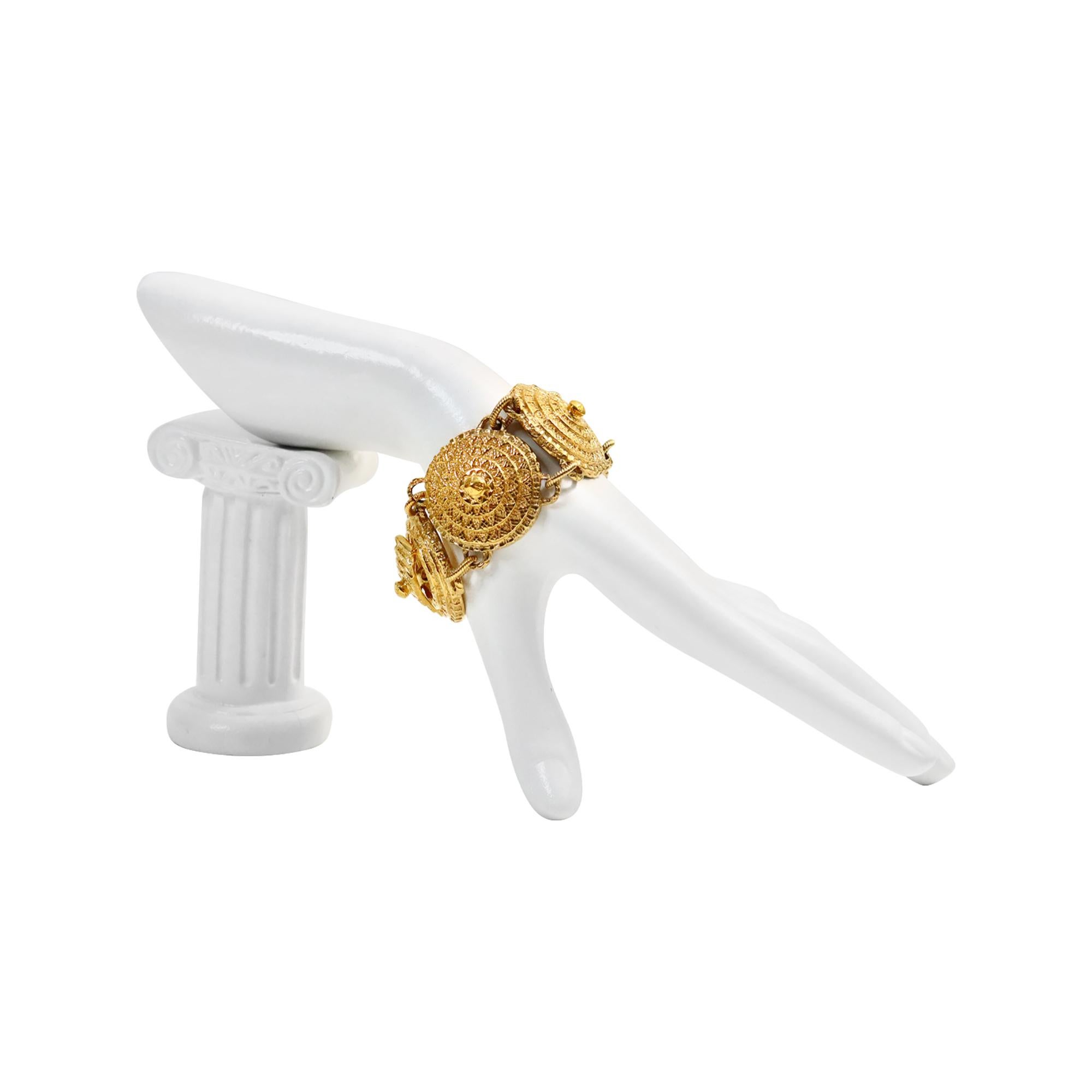 Vintage Guy Laroche Gold Shields Link Bracelet circa 1980 Unisexe en vente