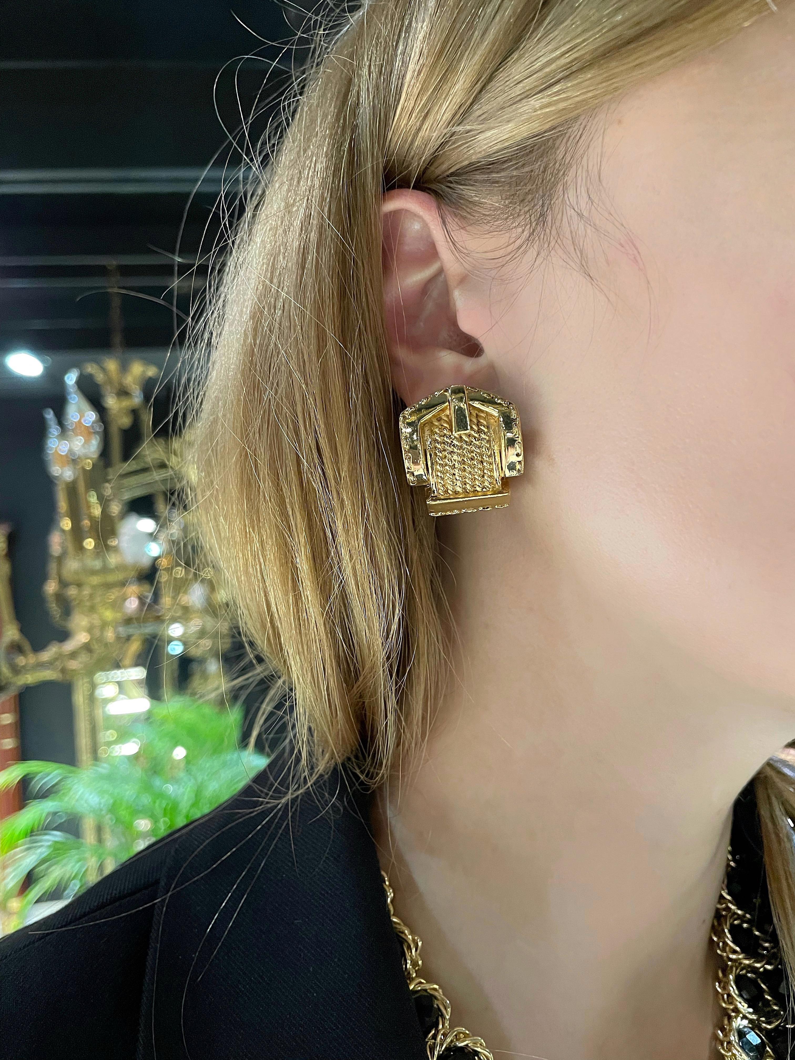 This is a buckle design massive vintage clip on earrings designed by Guy Laroche in 1980’s. This piece is gold plated. 

Markings: “Guy Laroche - Paris©” (shown in photo).

One edge is a bit rubbed off (shown in photo)

Length: 2.7cm
Width:
