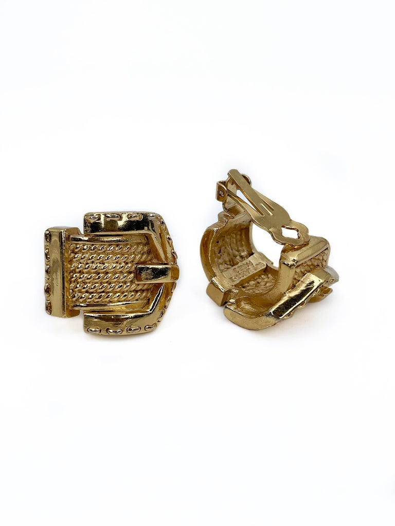 1980s Vintage Guy Laroche Gold Tone Buckle Clip on Earrings In Good Condition For Sale In Vilnius, LT
