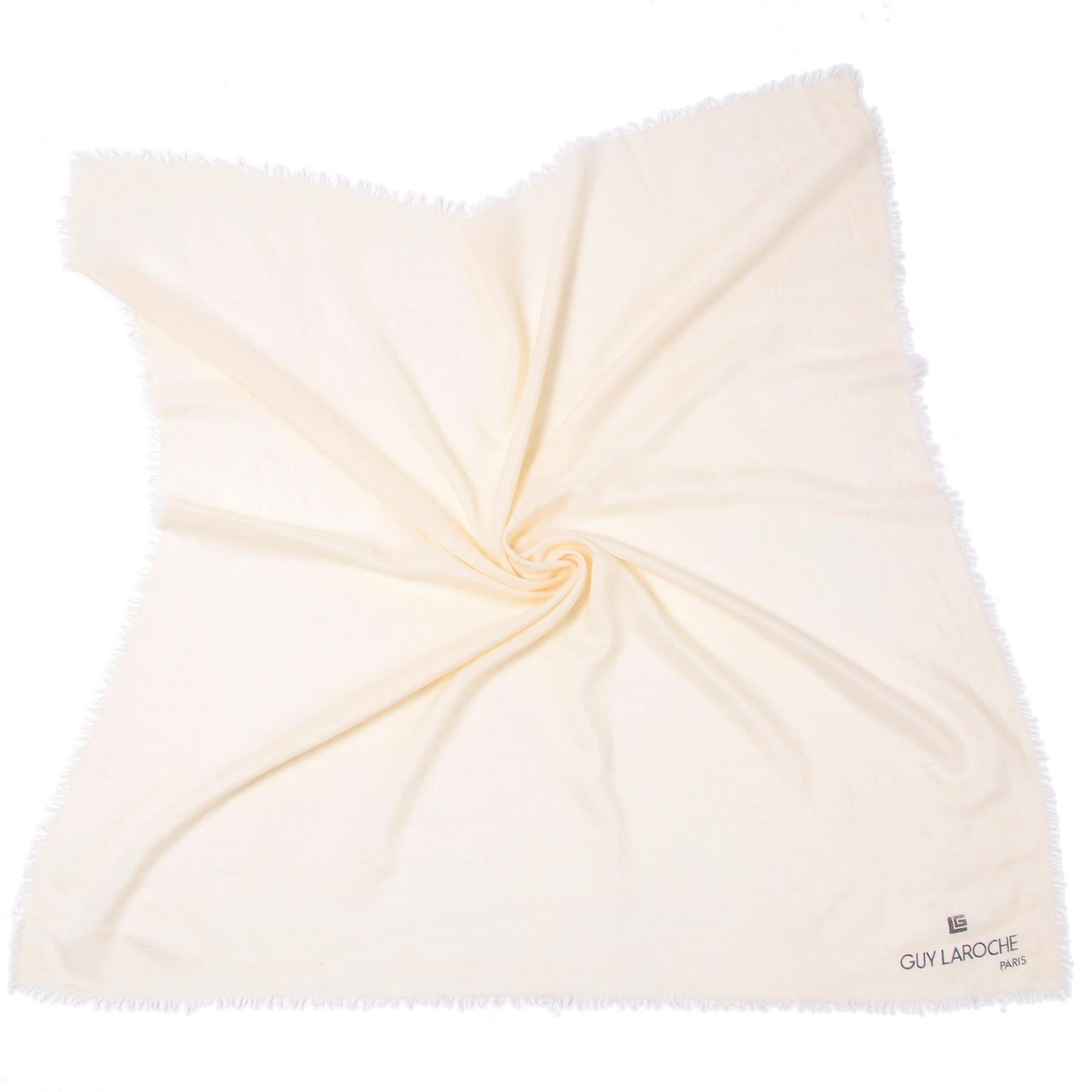 Preciosa bufanda vintage grande de lana color crema de Guy Laroche Paris. Esta pieza intemporal  tiene bordes con flecos y está marcada con Guy Laroche Paris y el logotipo en la esquina inferior derecha. Está en excelente estado, con una marca muy