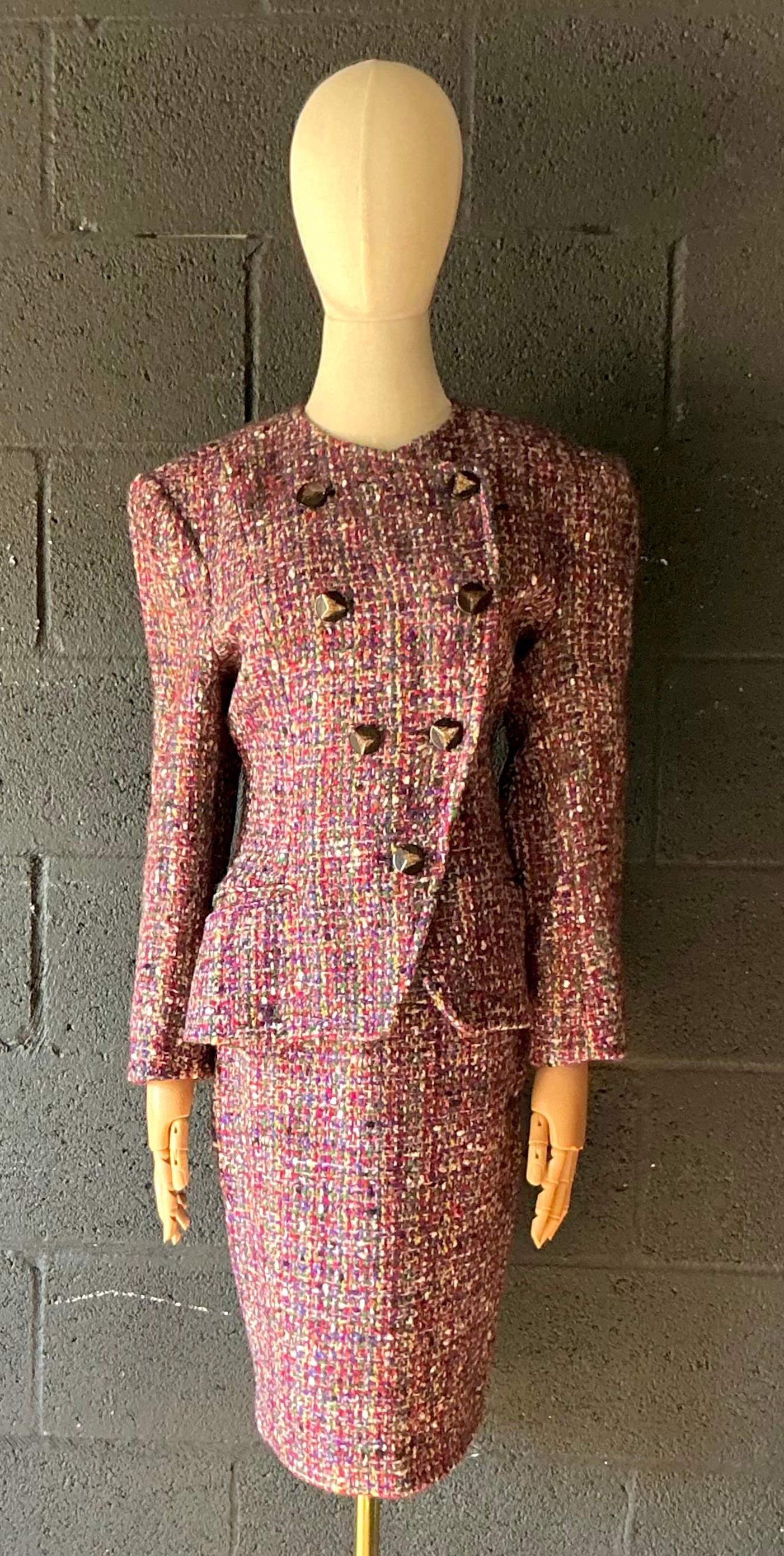 Élevez votre garde-robe avec ce tailleur deux pièces vintage Guy Laroche, un ensemble intemporel qui allie un tailleur raffiné à l'élégance parisienne classique. Ce blazer structuré présente des revers nets, des épaules légèrement paddées et une