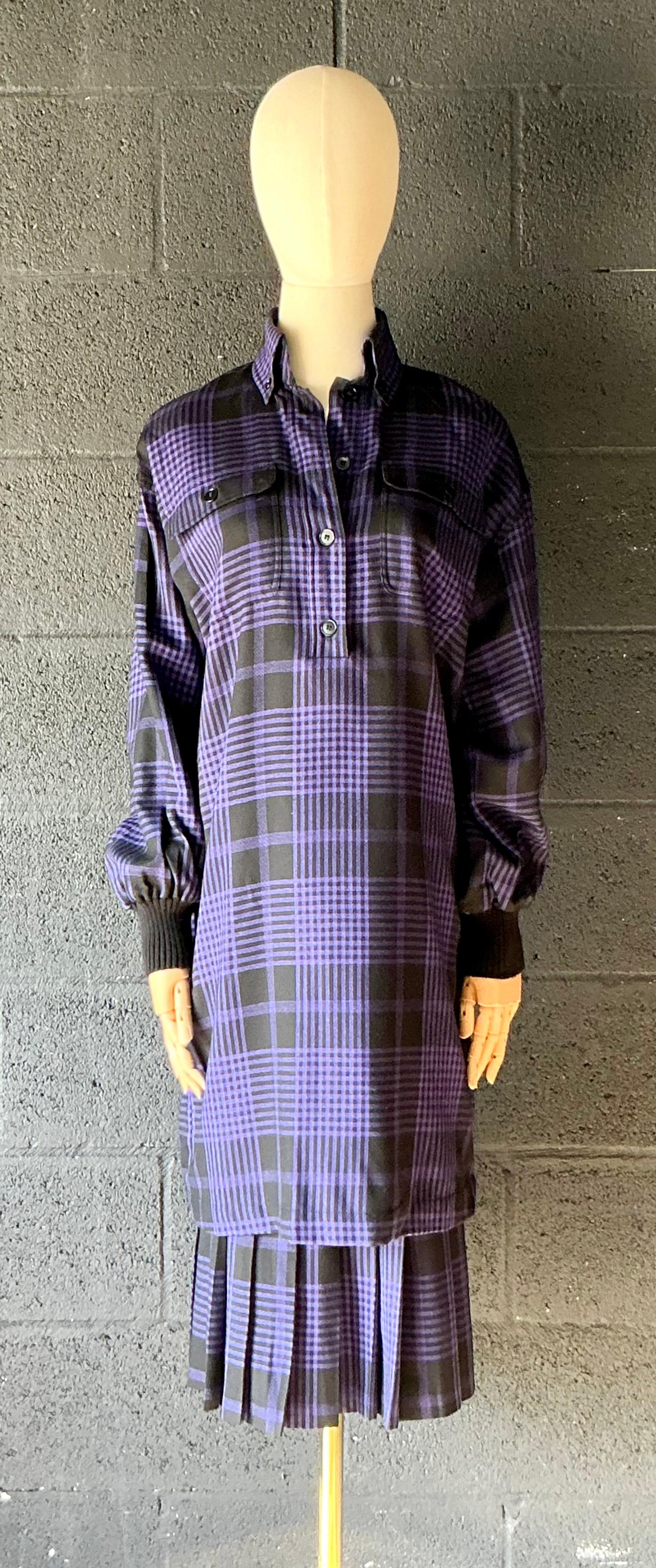 Abbraccia un raffinato fascino vintage con questo splendido ensemble di camicetta e gonna a quadri di Guy Laroche, un set splendidamente confezionato che cattura la raffinatezza tipica del marchio. La blusa presenta un classico motivo a quadri, una