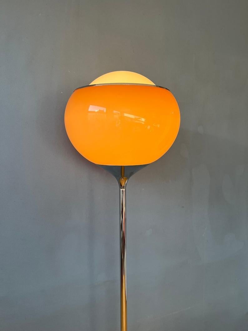 Guzzini 'Flash' ou 'Bud Grande', lampadaire de l'ère spatiale orange/rose. Cette lampe emblématique crée une magnifique lueur orangée et possède une élégante base chromée. La lampe nécessite une ampoule E27 et dispose actuellement d'une prise UE
