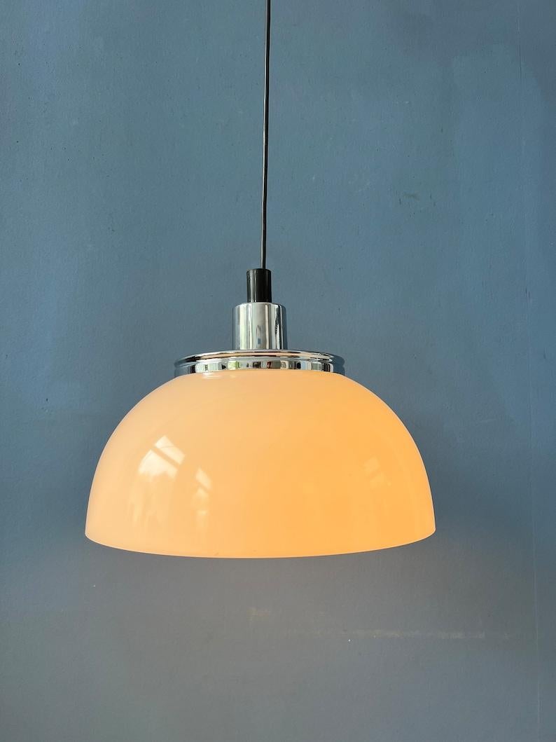 Classic Guzzini 'Faro' acrylic glass pendant lamp. The white shade is made of acrylic glass and produces a magnificent light. The suspension mechanism lets you adjust the height easily. The lamp requires one E27/26 lightbulb.

Additional
