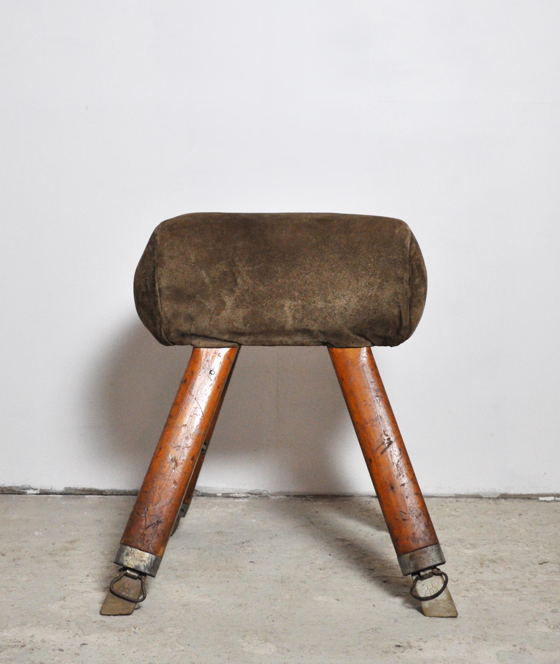Beautiful and original 20th century gymnastics buck in beautiful suede leather and with fully functional extendable legs. 

This vintage pommel horse is very sturdy and beautifully made in suede and pinewood. It is signed 'VGS' on the feet. The