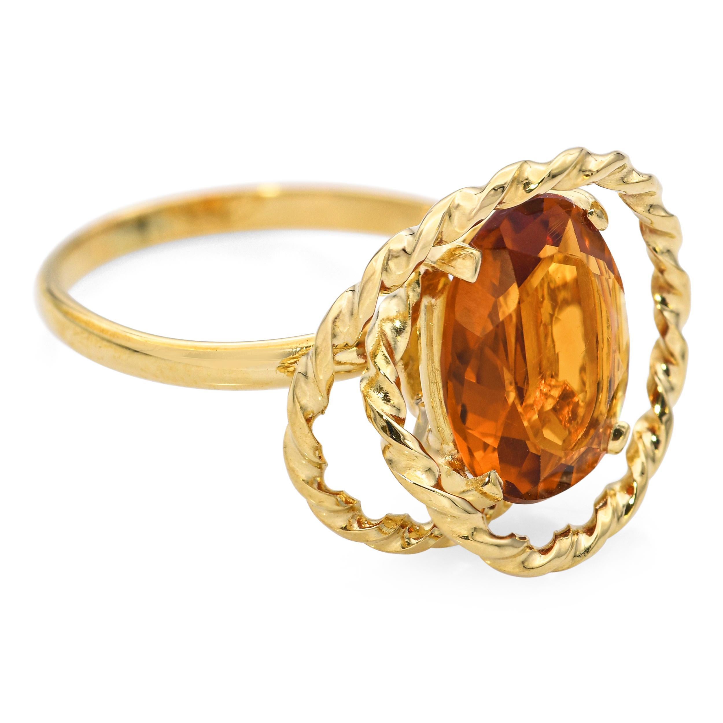 Este anillo vintage de H. Stern está elaborado en oro amarillo de 18 quilates y luce una cálida gema citrina dorada en su centro. El engaste presenta un intrincado diseño de cuerda enrollada, que añade textura y dimensión a la silueta clásica. Los