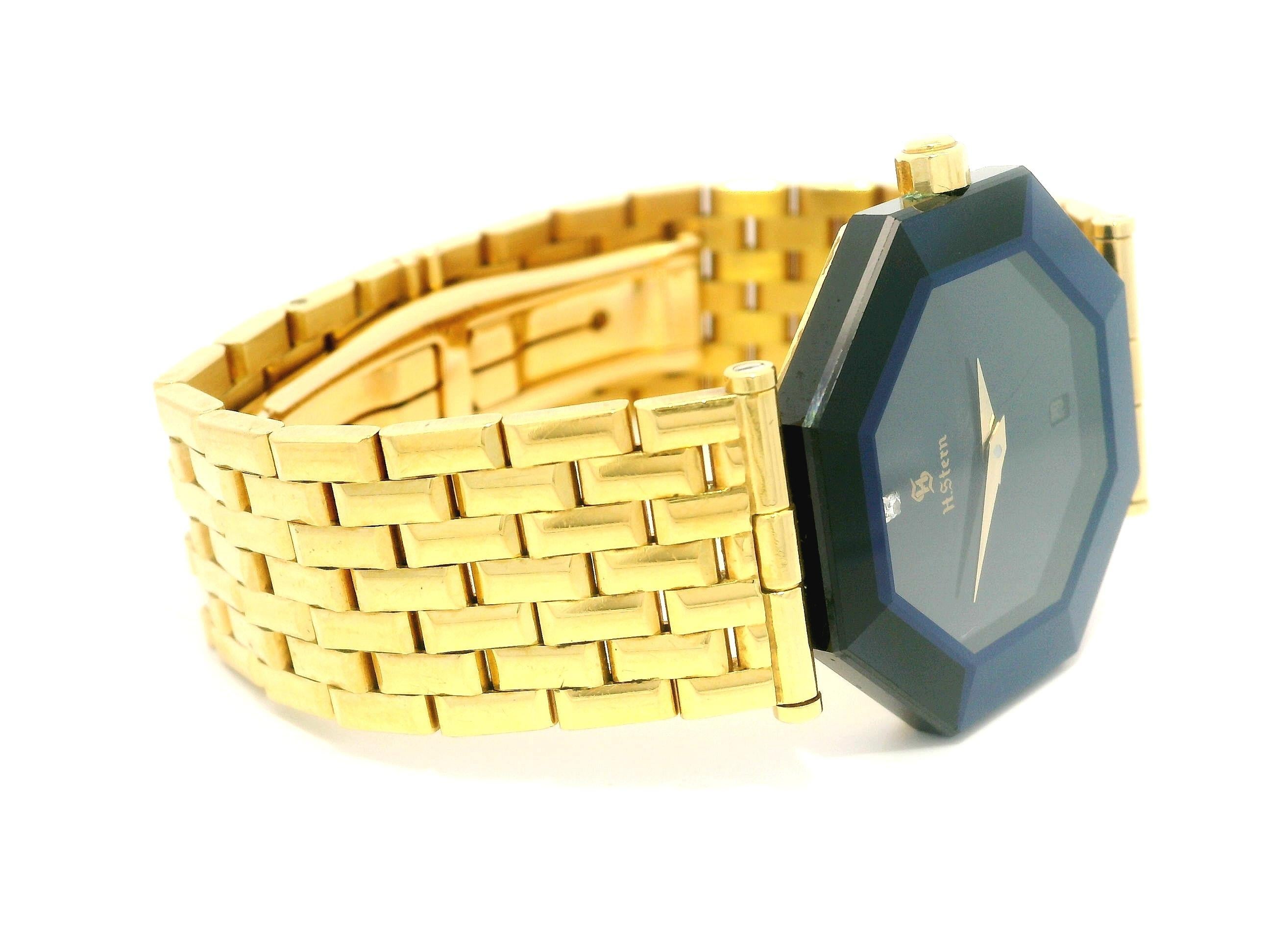 
Horloger :	H. Stern
Mouvement :	Quartz - Alimentation par piles - Fabriqué en Suisse
Largeur de l'étui :	28mm (sans compter la couronne)
Épaisseur du boîtier :
4.7mm
Bracelet :	16.3mm Or jaune 18k massif
Longueur du bracelet :	S'adapte