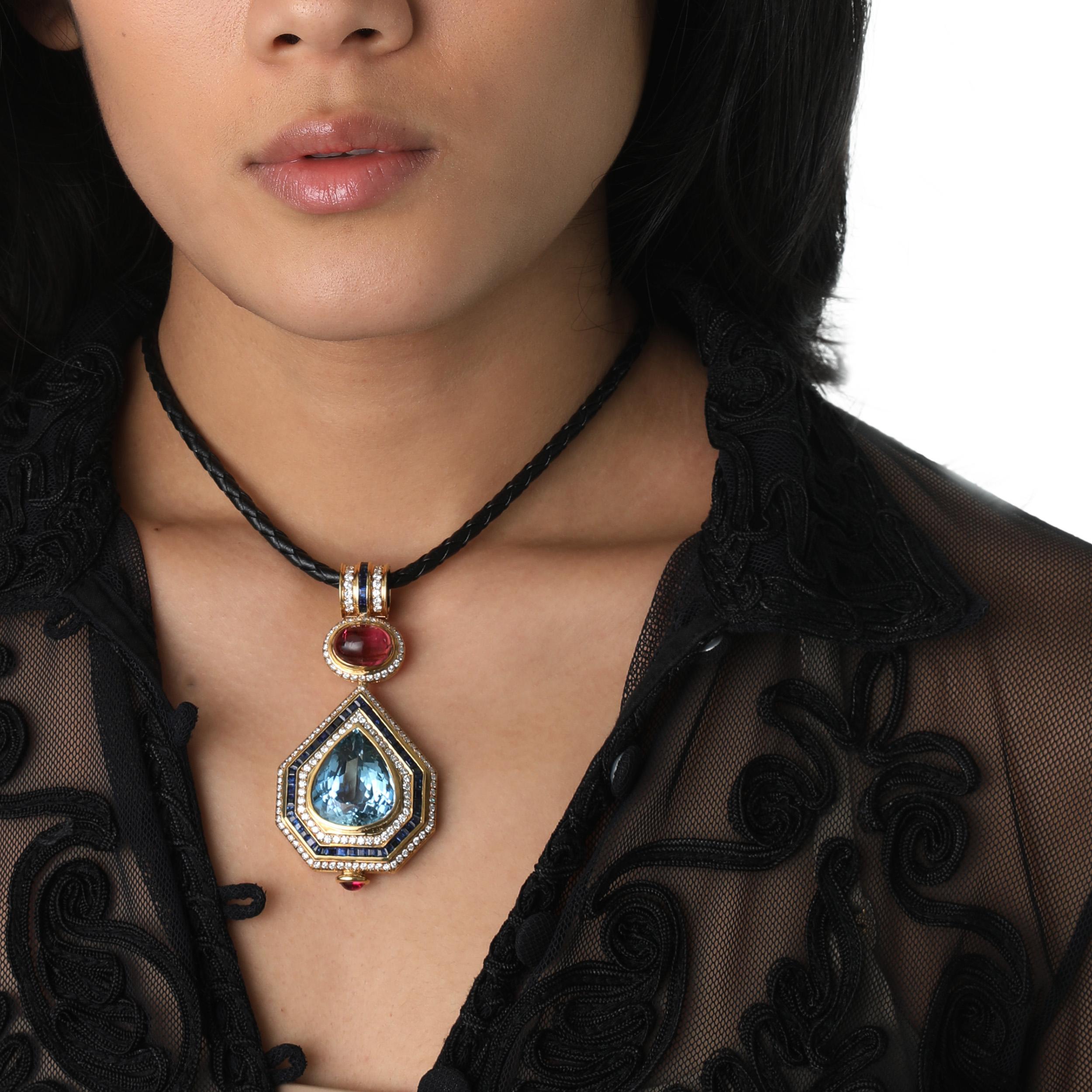 8k Gelbgold, großer & seltener H. Stern  Aquamarin, Enhancer-Anhänger mit GIA-Zertifikat. 
Birnenförmiger natürlicher feiner blauer Aquamarin mit einem Gewicht von etwa 30+ Karat 
Ovaler Cabochon, rosa Turmalin, 110 runde Diamanten im