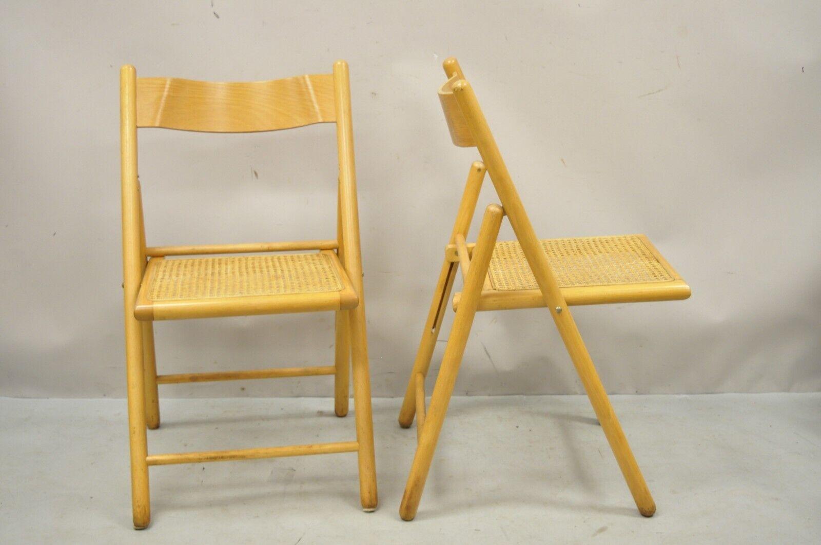 Vintage Habitat England Bentwood Cane Rattan Folding Chairs - ein Paar. Artikel zeichnet sich durch formschöne Bugholzrücken, Rohrsitz, schöne Holzmaserung, sehr schönes antikes Paar, klare modernistische Linien aus. CIRCA Mitte bis Ende des 20.