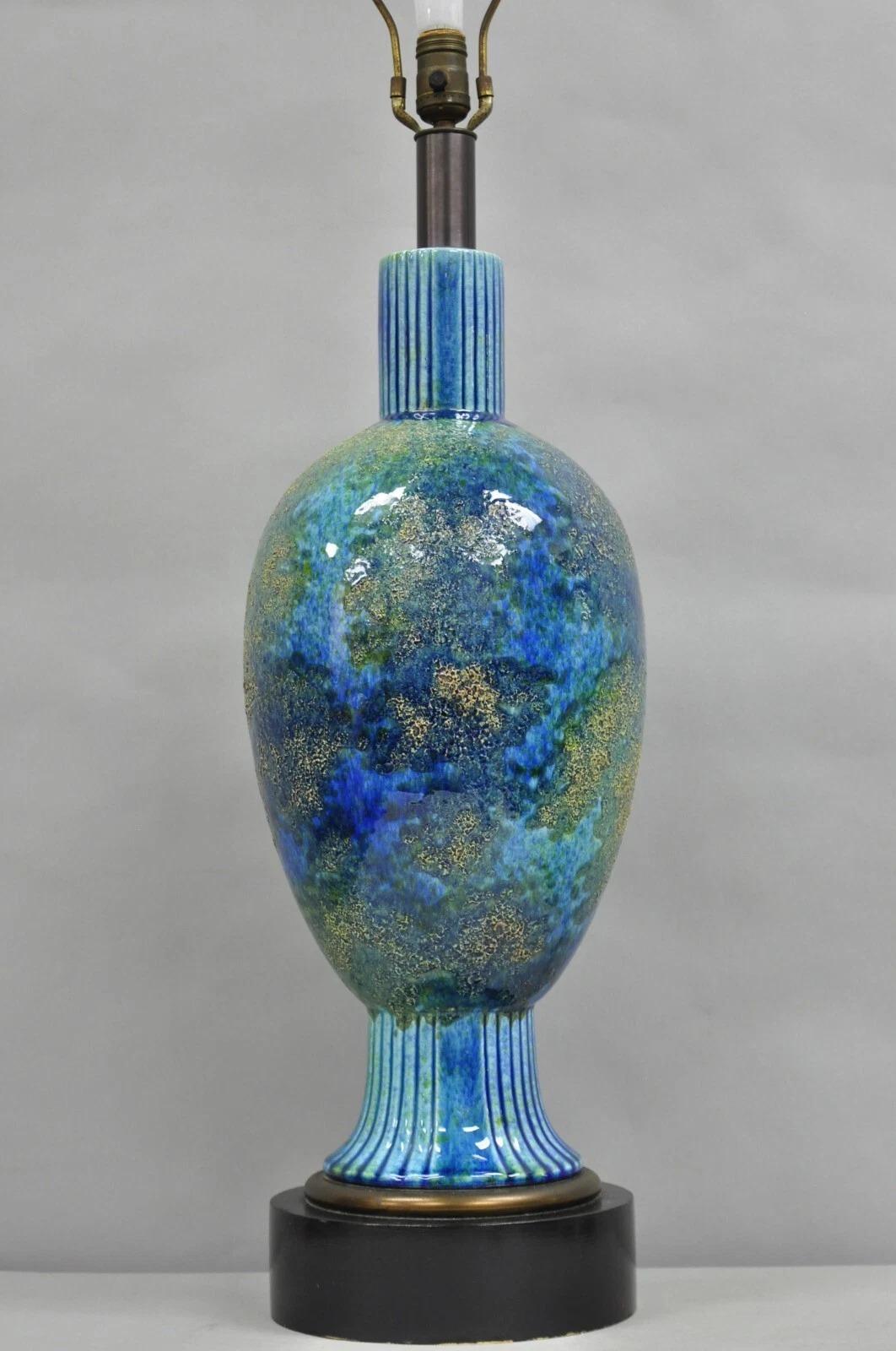 Mid-Century Modern Vintage Haeger Mid Century Italian Modern Pottery Blue Glazed Table Lamp (lampe de table en céramique émaillée bleue) en vente