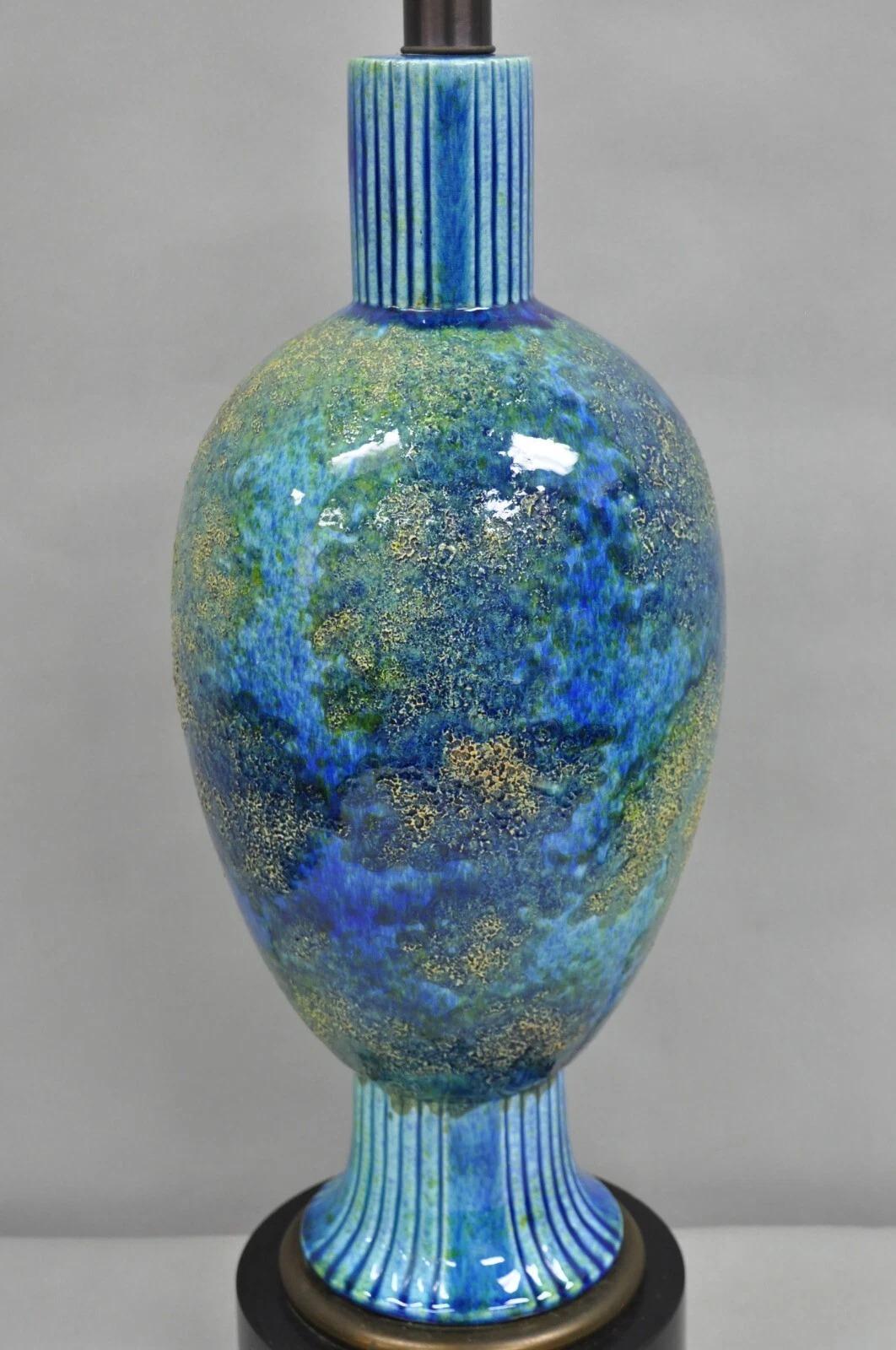 Vintage Haeger Mid Century Italian Modern Pottery Blue Glazed Table Lamp (lampe de table en céramique émaillée bleue) Bon état - En vente à Philadelphia, PA