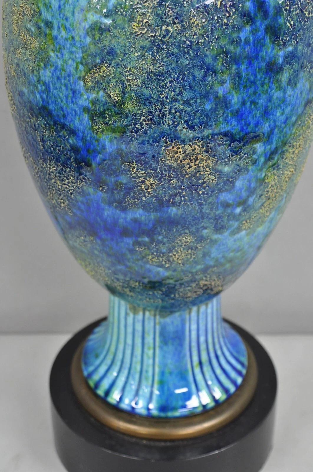 20ième siècle Vintage Haeger Mid Century Italian Modern Pottery Blue Glazed Table Lamp (lampe de table en céramique émaillée bleue) en vente