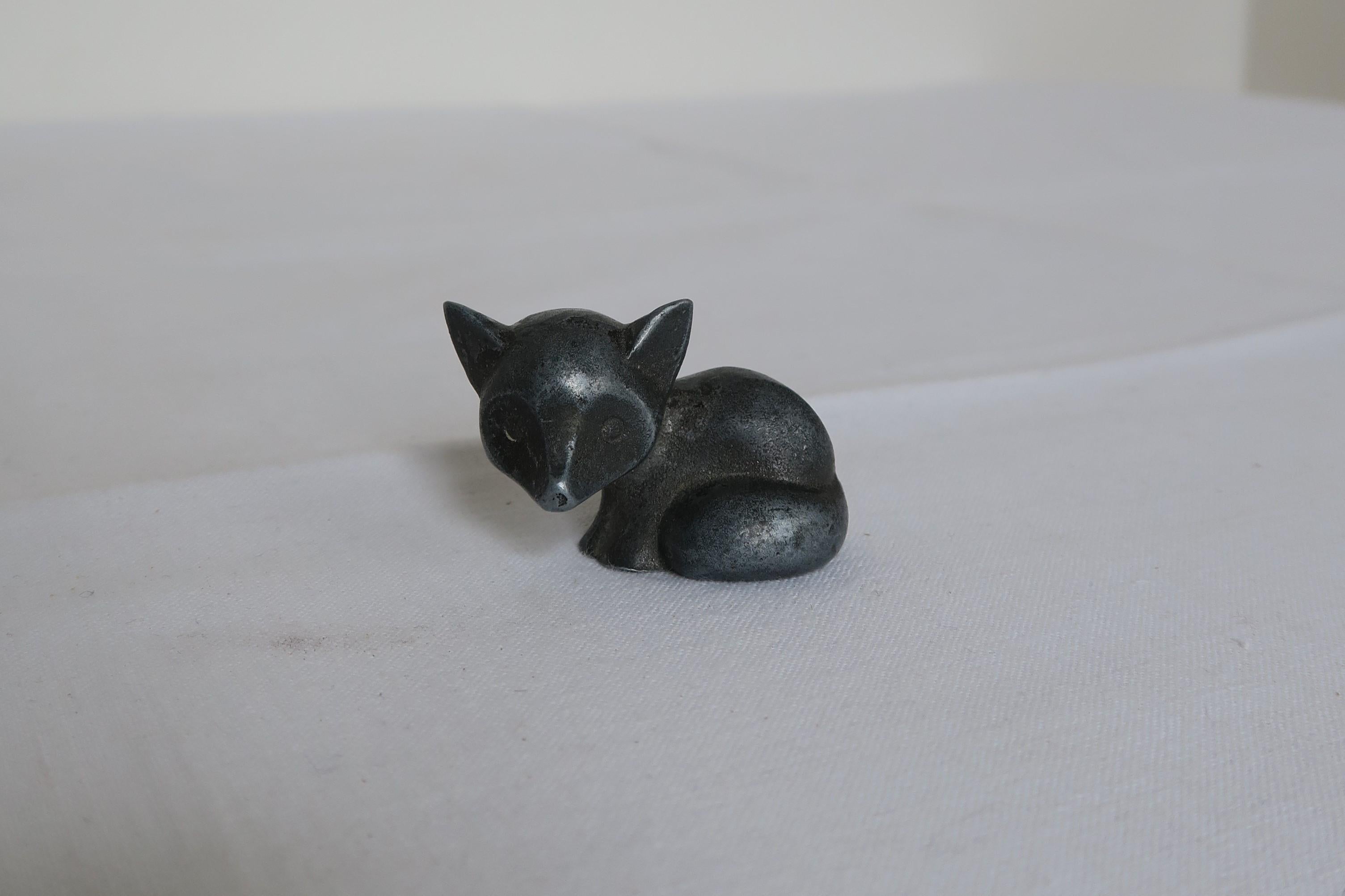 Cette adorable petite sculpture miniature de renard a été réalisée en 1940 par la Werkstätte Hagenauer d'Autriche. Habituellement, ces figurines étaient fabriquées en laiton, mais toutes les ressources en laiton étaient nécessaires à la production
